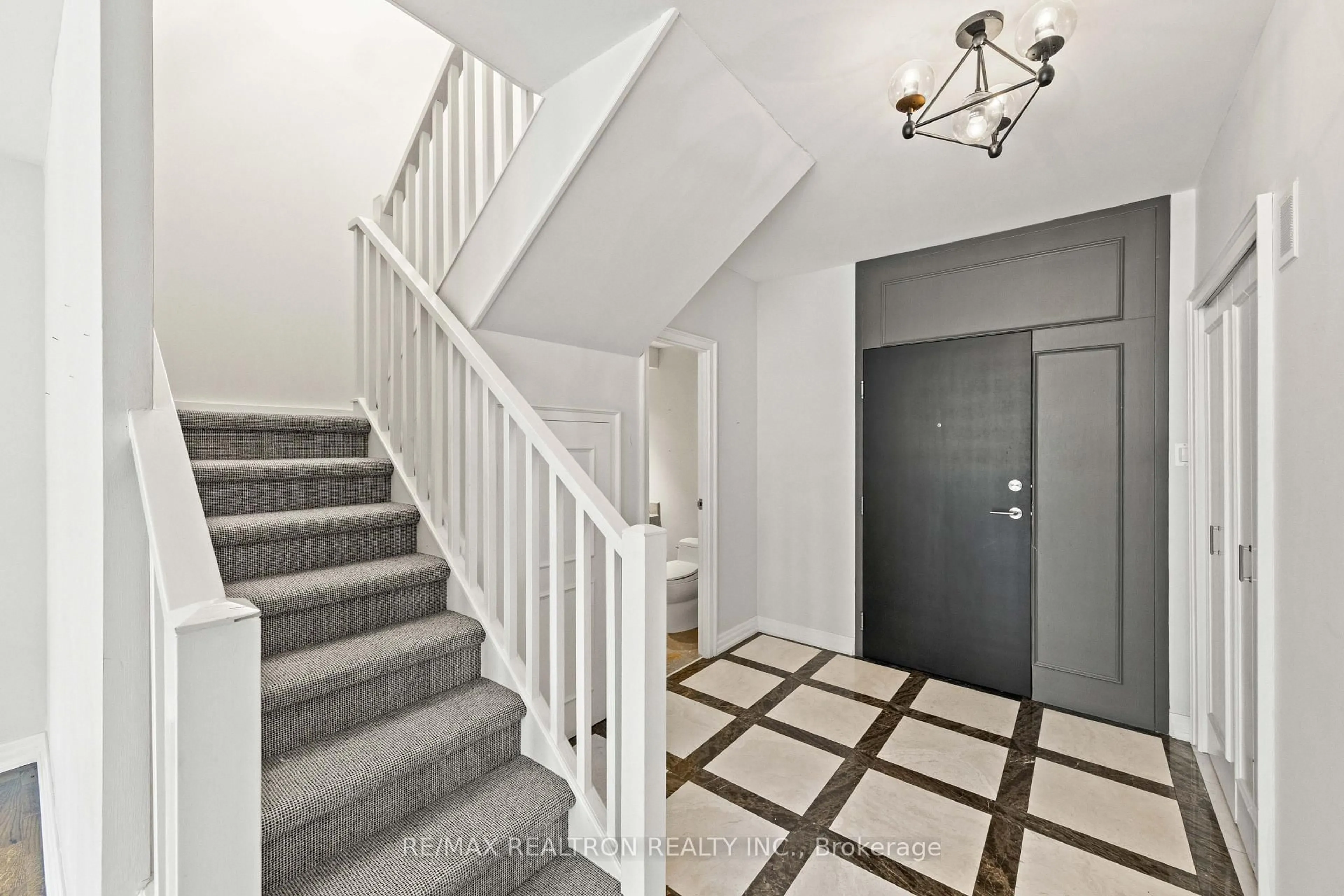 Unknown for 55A Avenue Rd #412, Toronto Ontario M5R 3L2