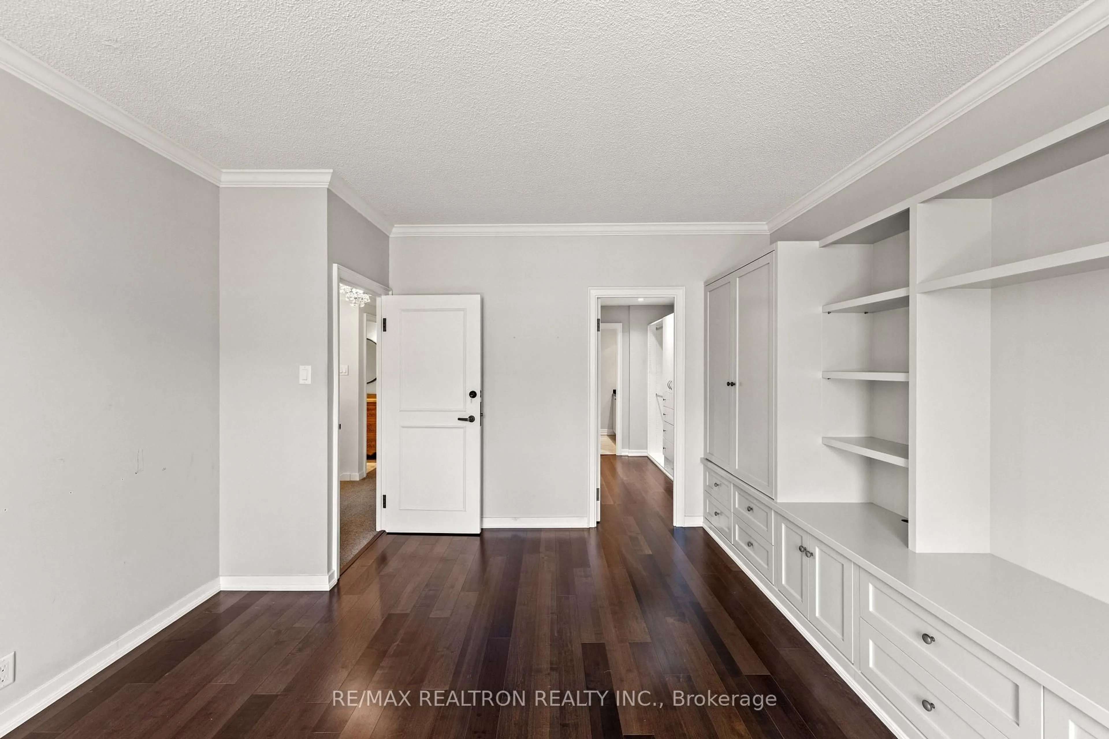 Unknown for 55A Avenue Rd #412, Toronto Ontario M5R 3L2