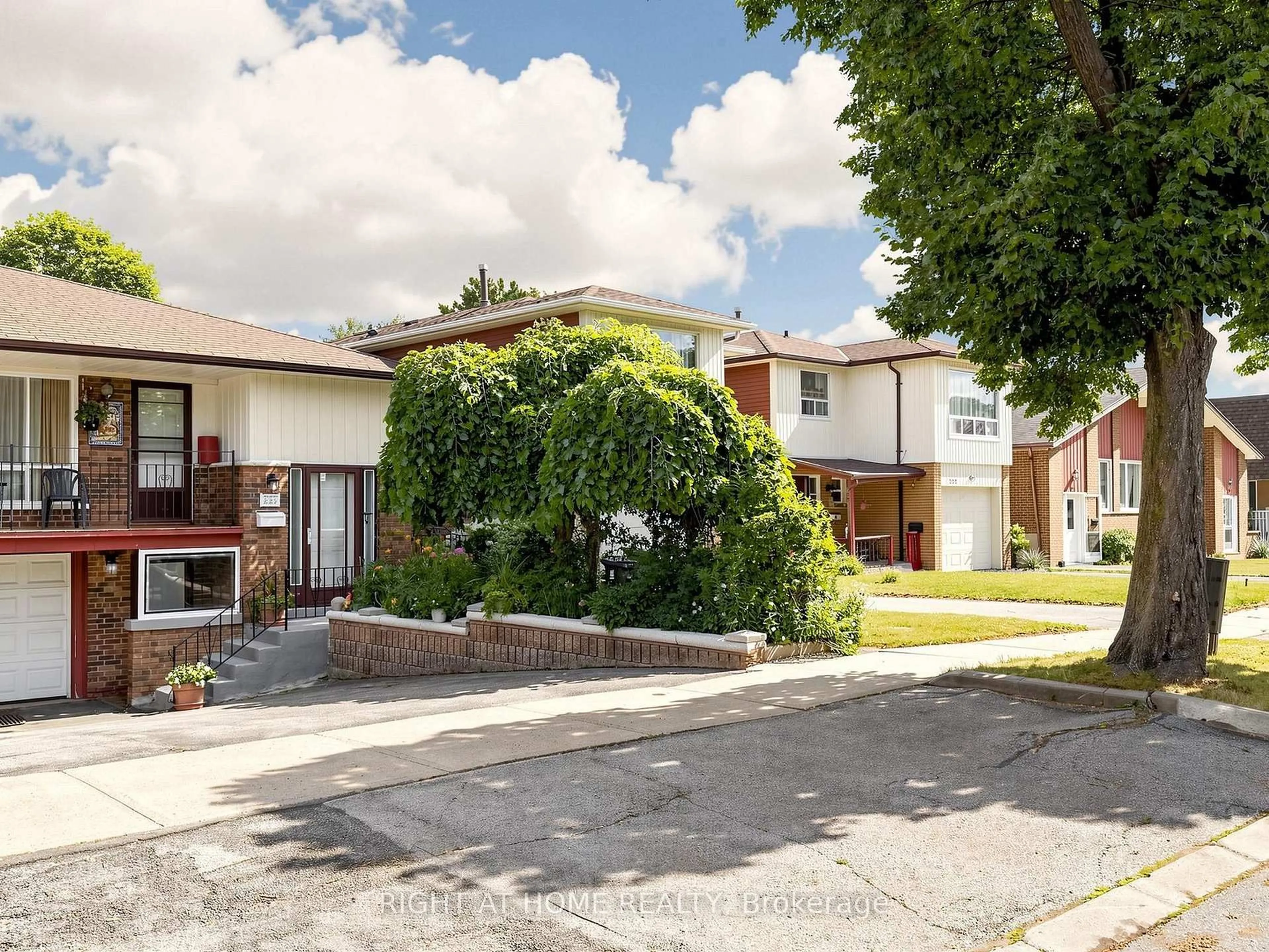 A pic from outside/outdoor area/front of a property/back of a property/a pic from drone, street for 227 Apache Tr, Toronto Ontario M2H 2W3