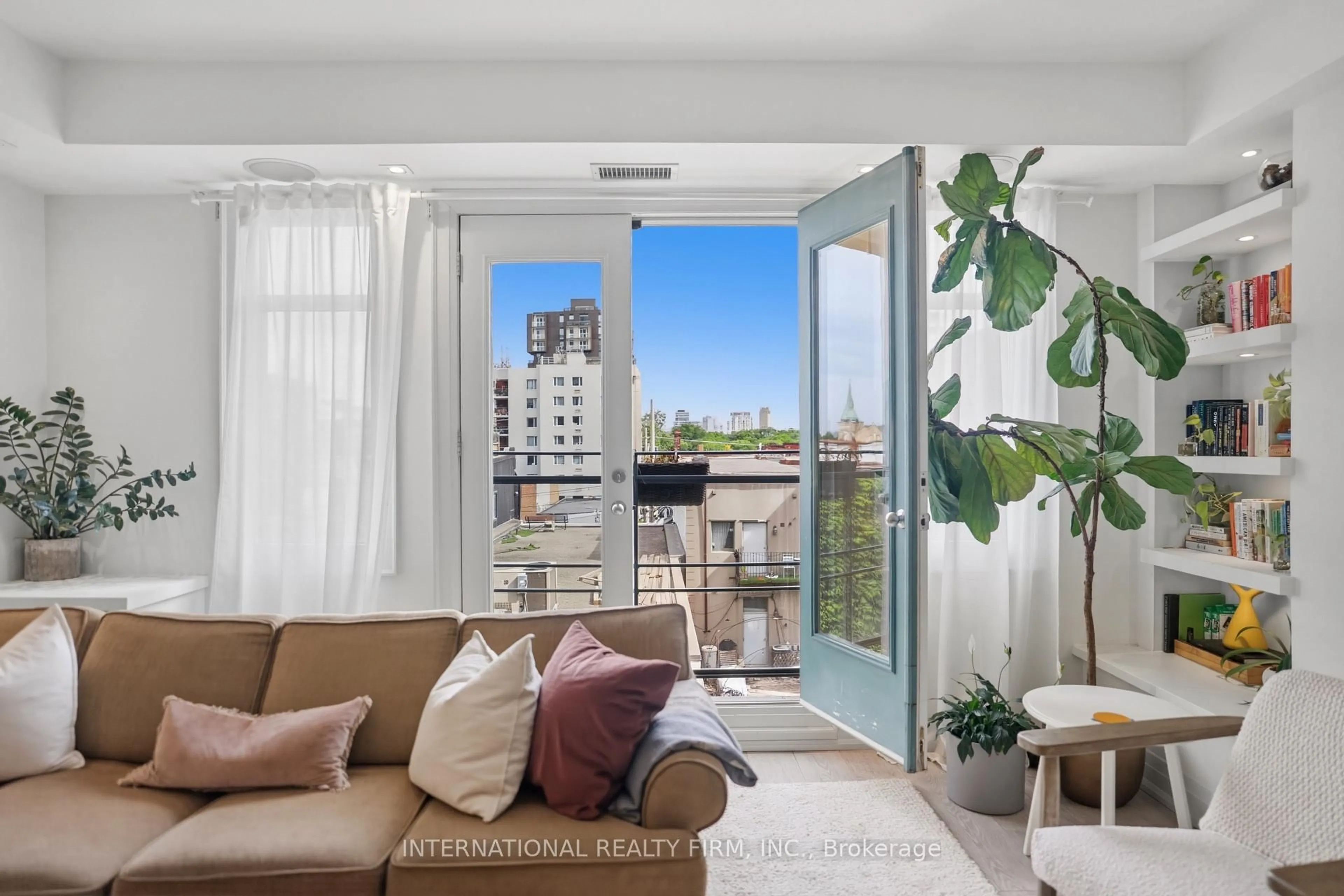 Balcony in the apartment, water/lake/river/ocean view for 500 Richmond St St #PH27, Toronto Ontario M5V 1Y2