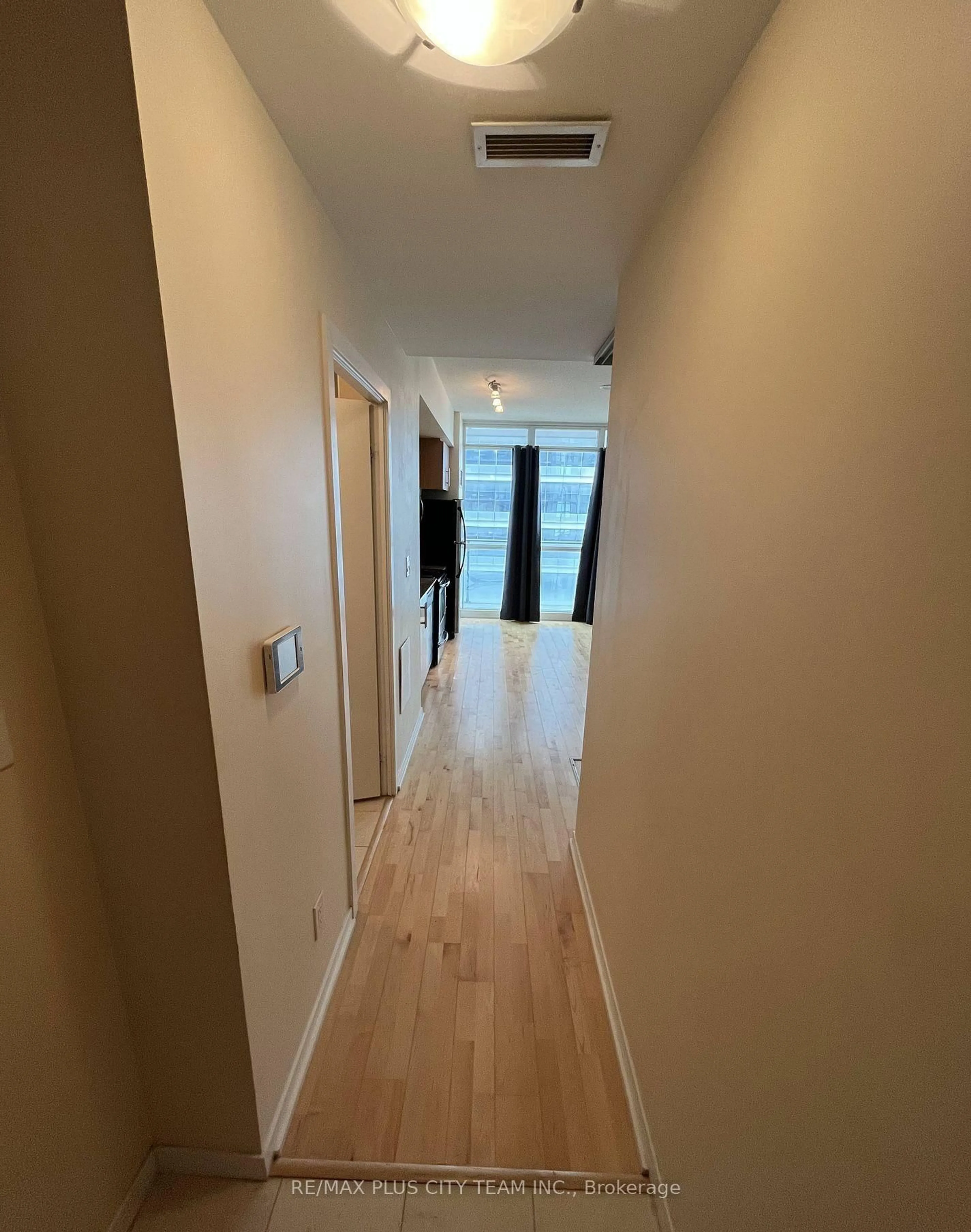 A pic of a room for 65 Bremner Blvd #2206, Toronto Ontario M5J 0A7