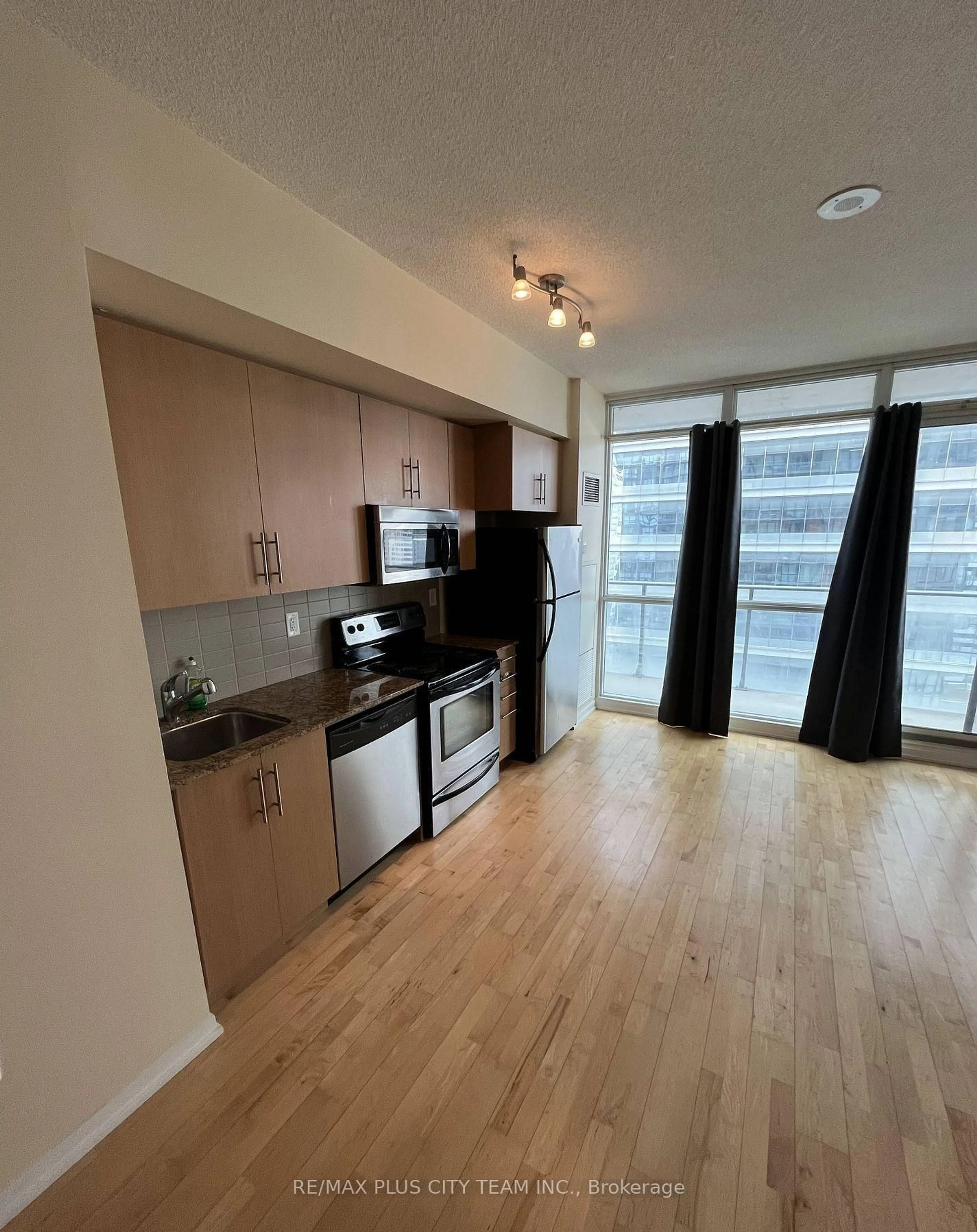 Standard kitchen, wood/laminate floor for 65 Bremner Blvd #2206, Toronto Ontario M5J 0A7