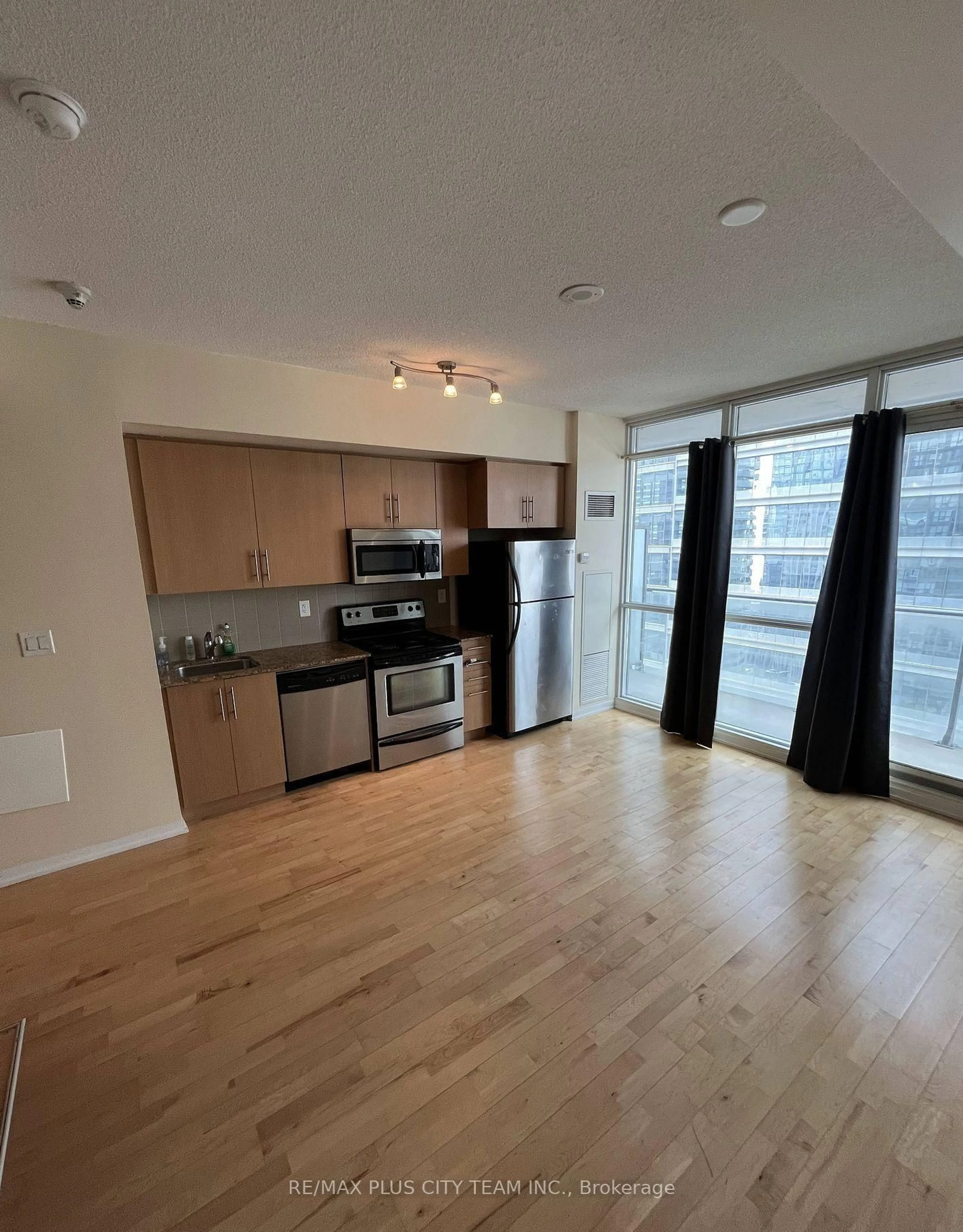 A pic of a room for 65 Bremner Blvd #2206, Toronto Ontario M5J 0A7