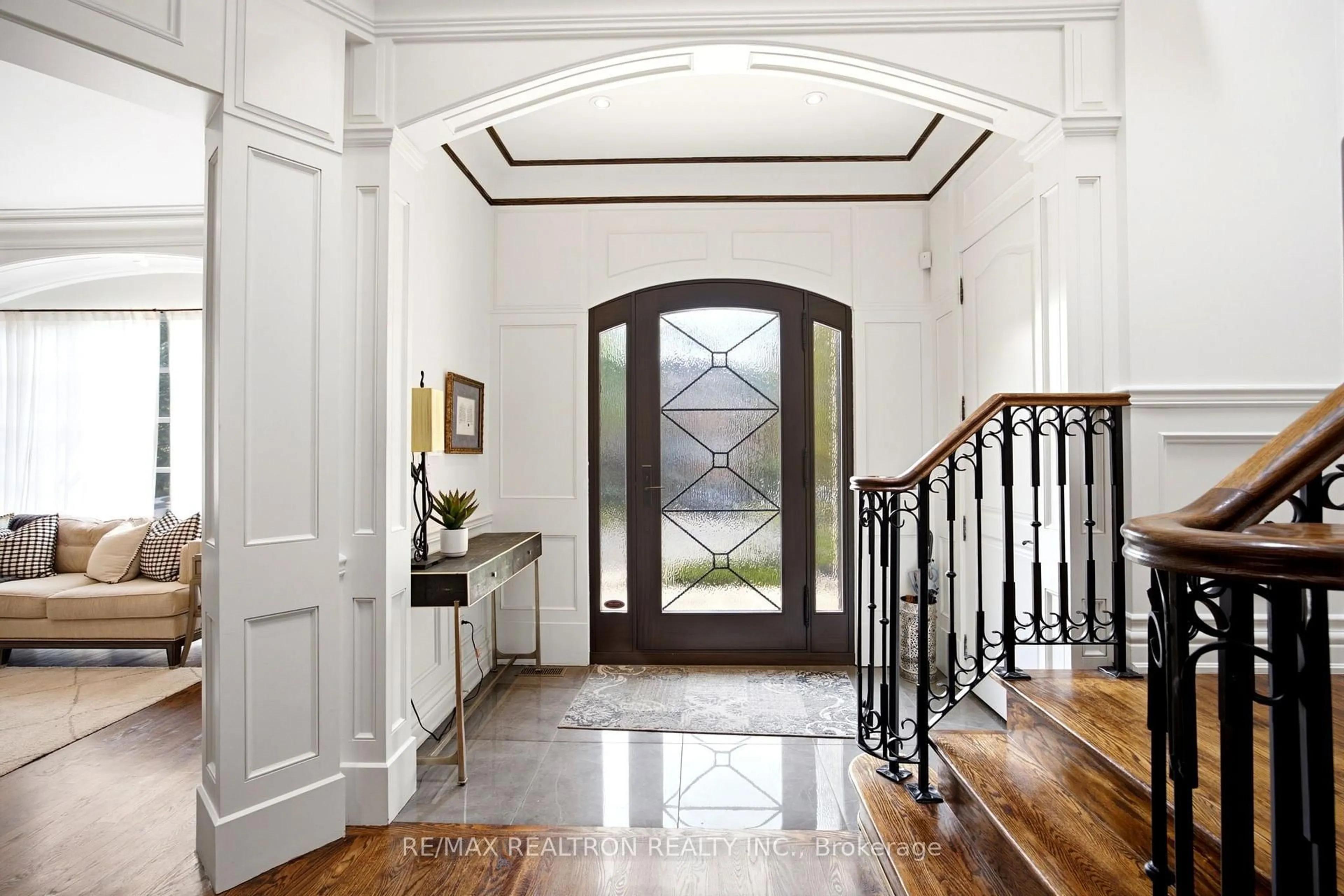 Indoor entryway for 268 Brooke Ave, Toronto Ontario M5M 2L2
