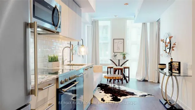 28 Wellesley St #706, Toronto 3