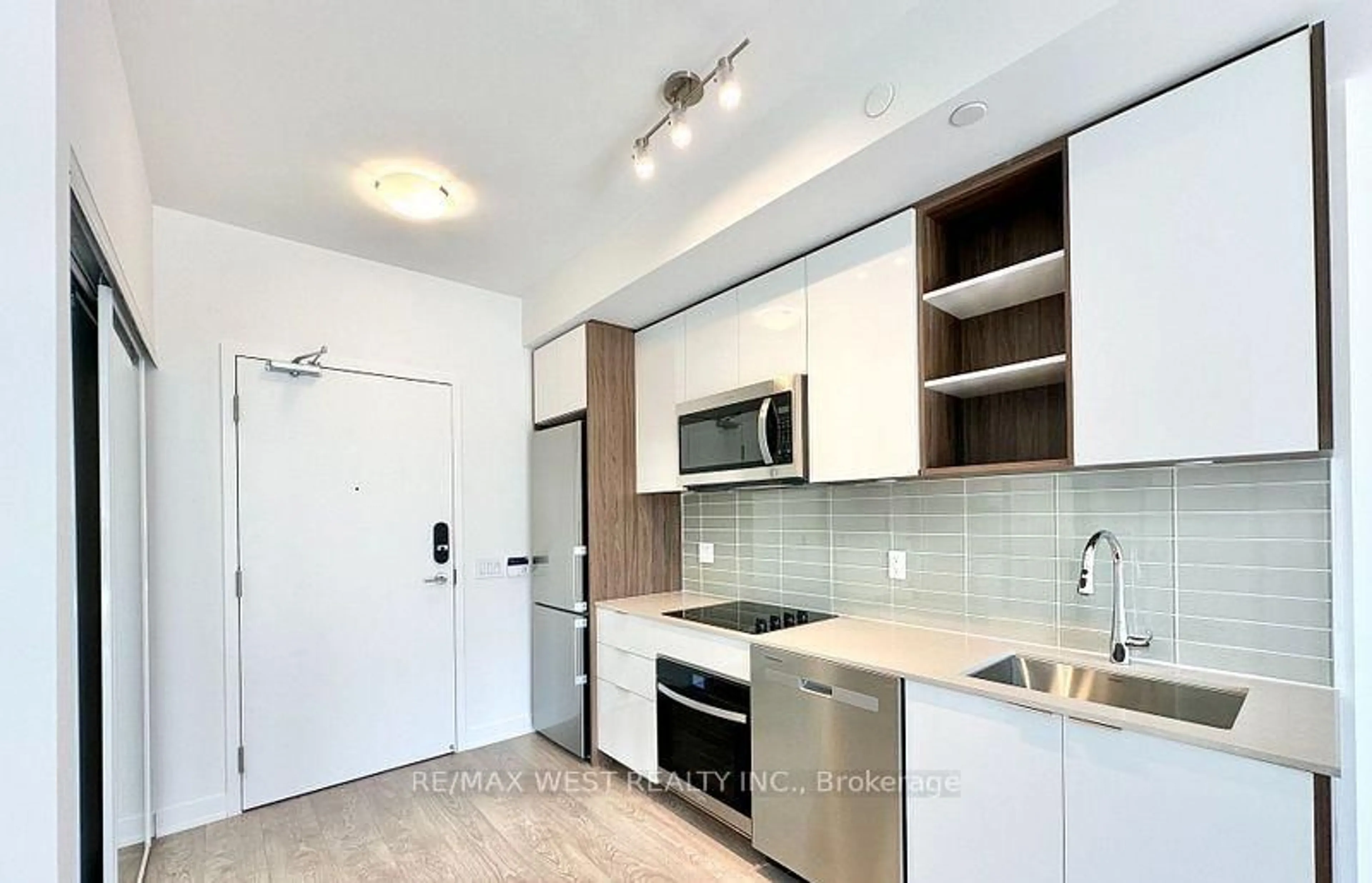 Standard kitchen, unknown for 543 Richmond St #616, Toronto Ontario M5V 0W9