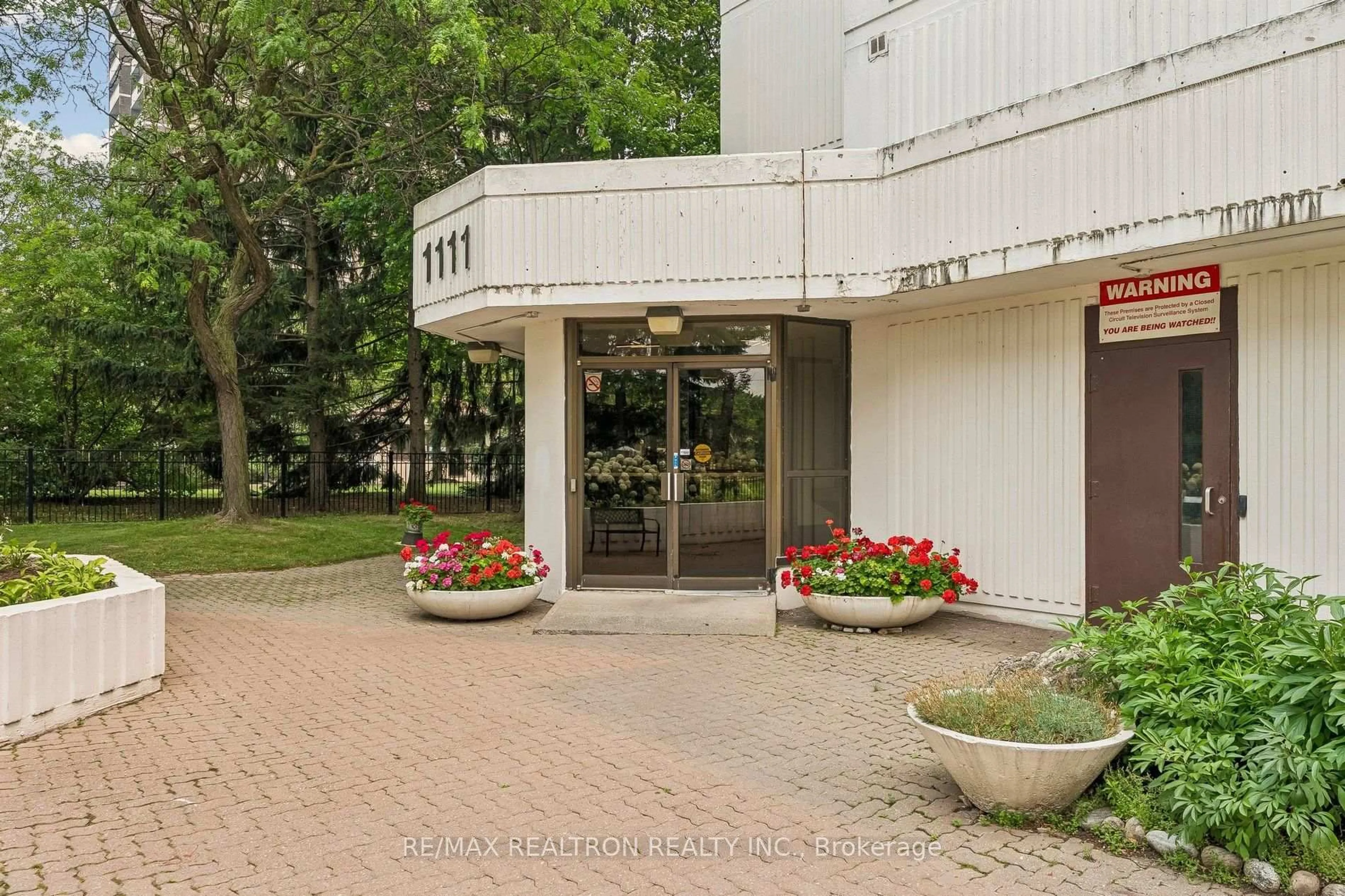 Indoor foyer for 1111 Steeles Ave #307, Toronto Ontario M2R 3M9