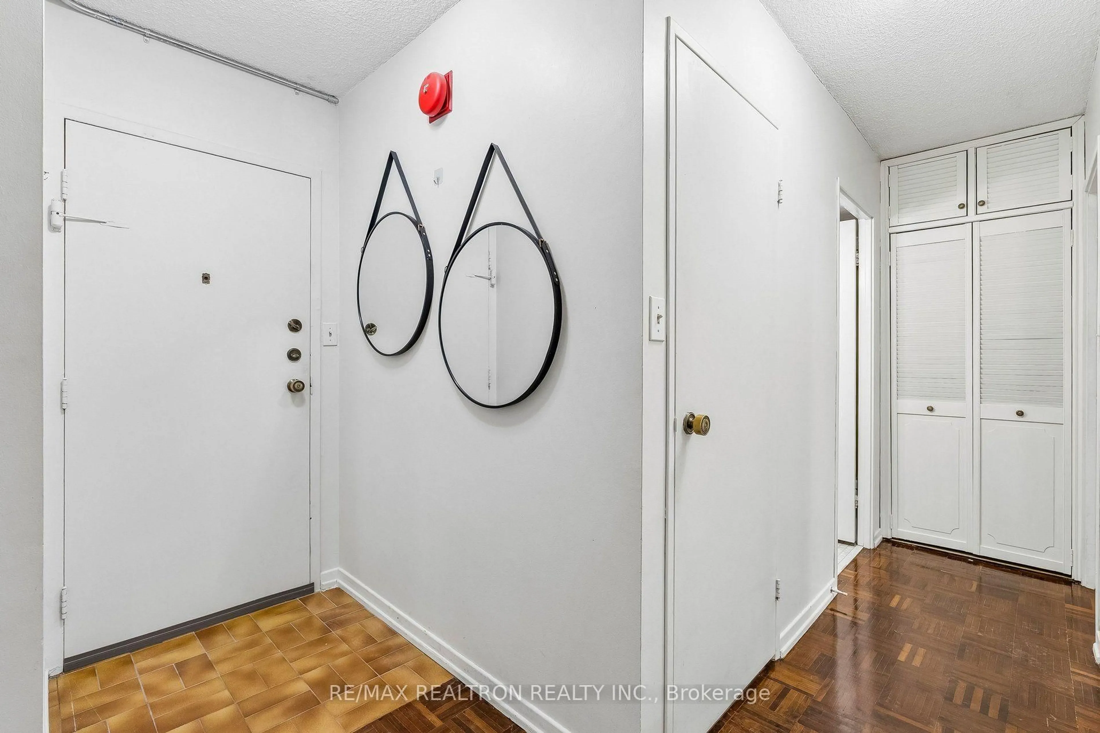Indoor entryway for 1111 Steeles Ave #307, Toronto Ontario M2R 3M9