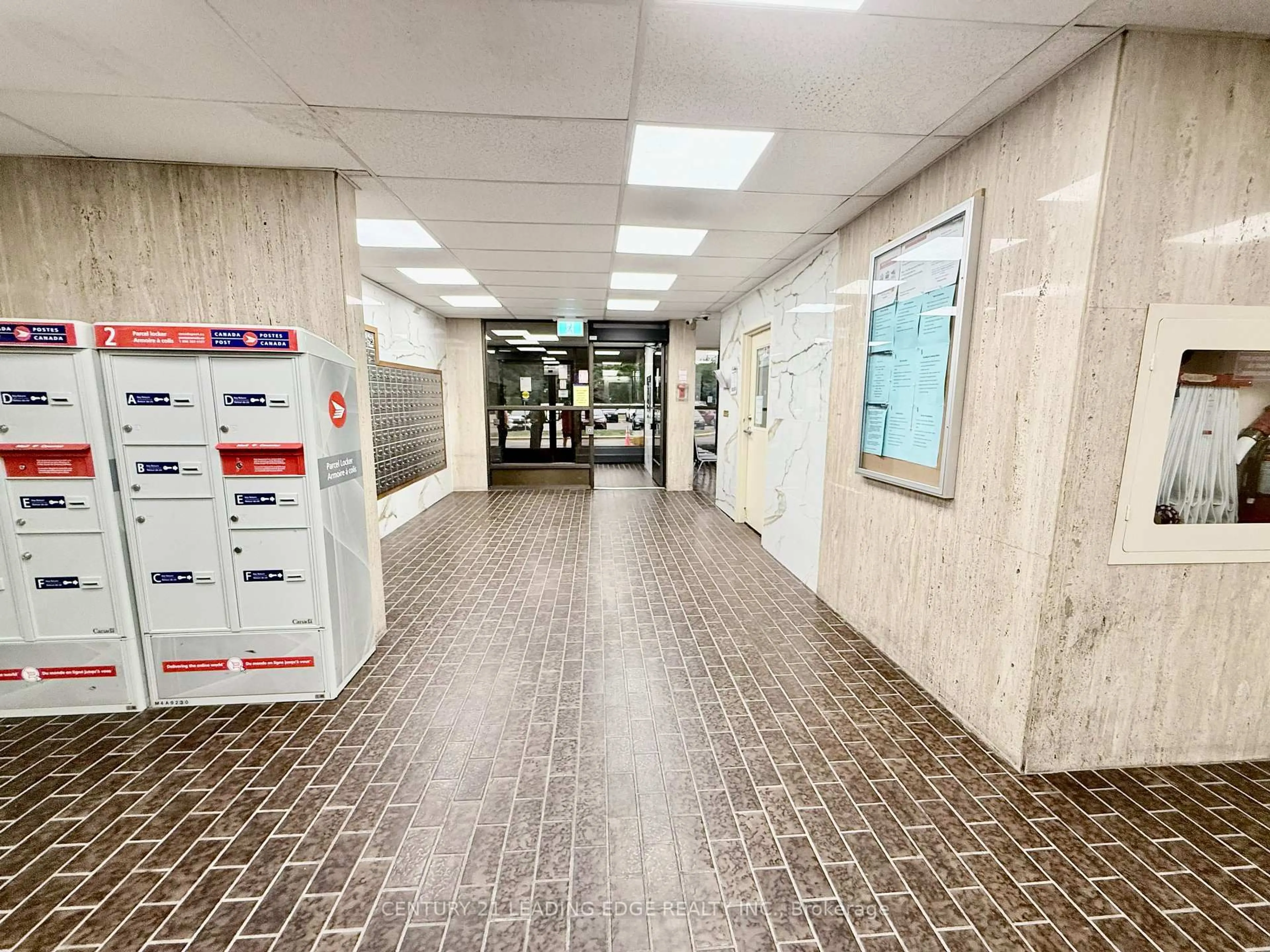 Indoor foyer for 45 Sunrise Ave #701, Toronto Ontario M4A 2S3
