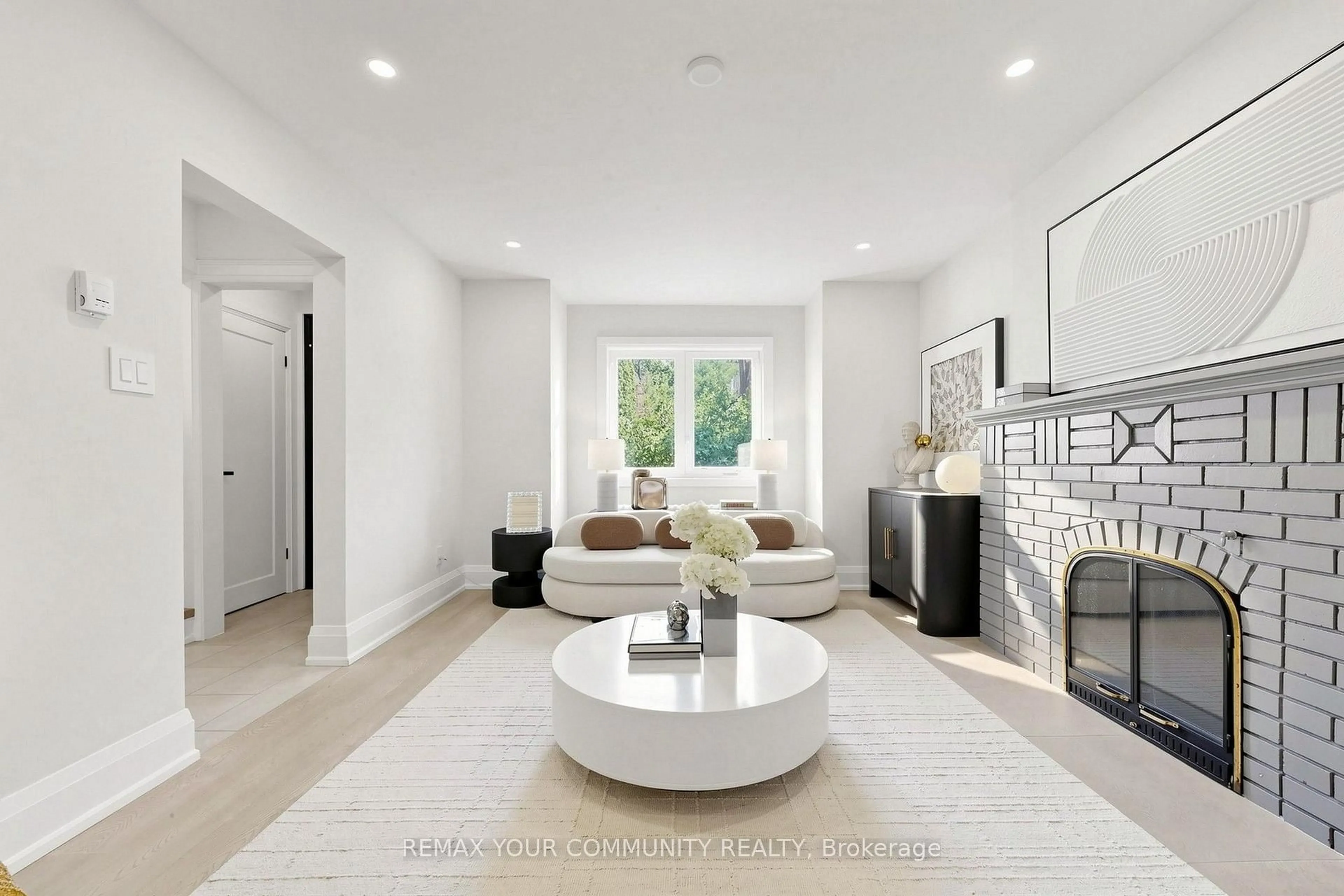 Living room with furniture, unknown for 351 Fairlawn Ave, Toronto Ontario M5M 1T5
