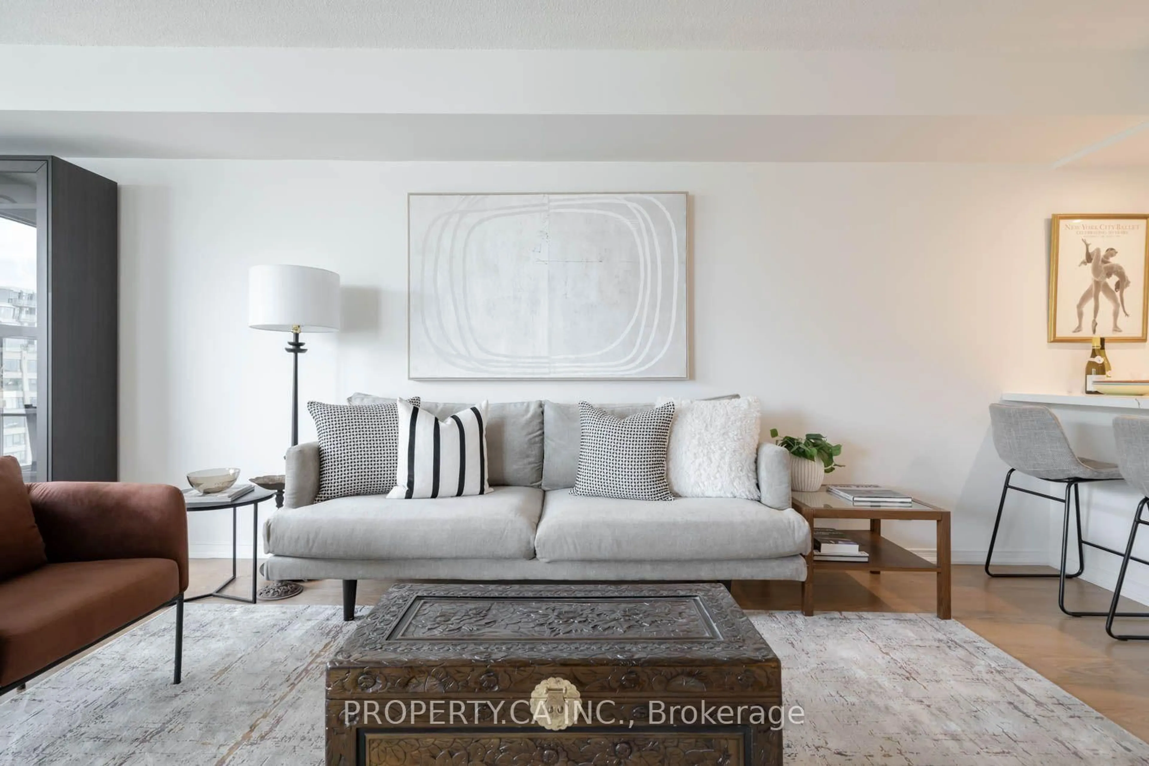 Living room with furniture, unknown for 77 Harbour Sq #1111, Toronto Ontario M5J 2S2