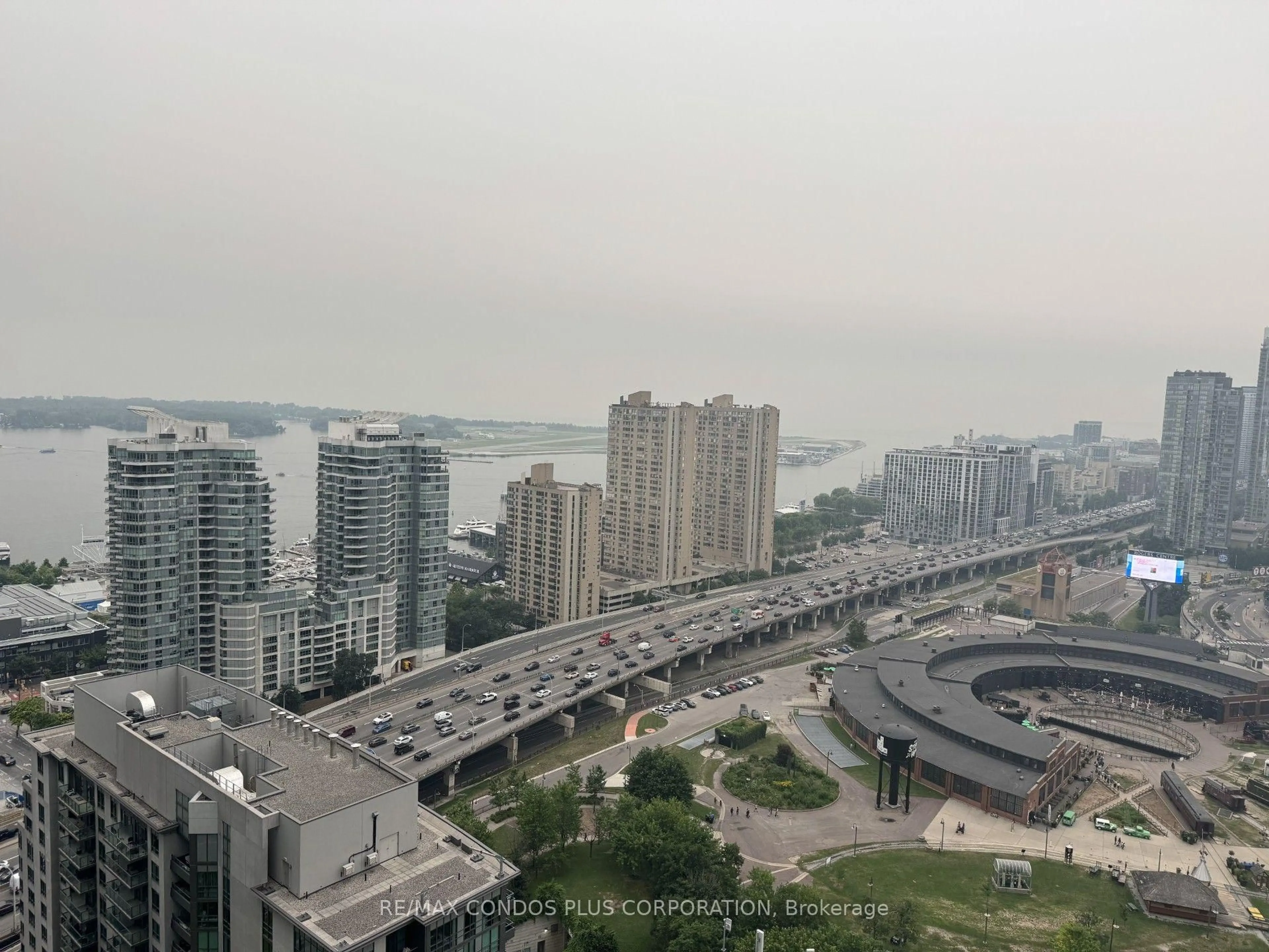 Blurry image for 30 GRAND TRUNK Cres #3712, Toronto Ontario M5J 3A4