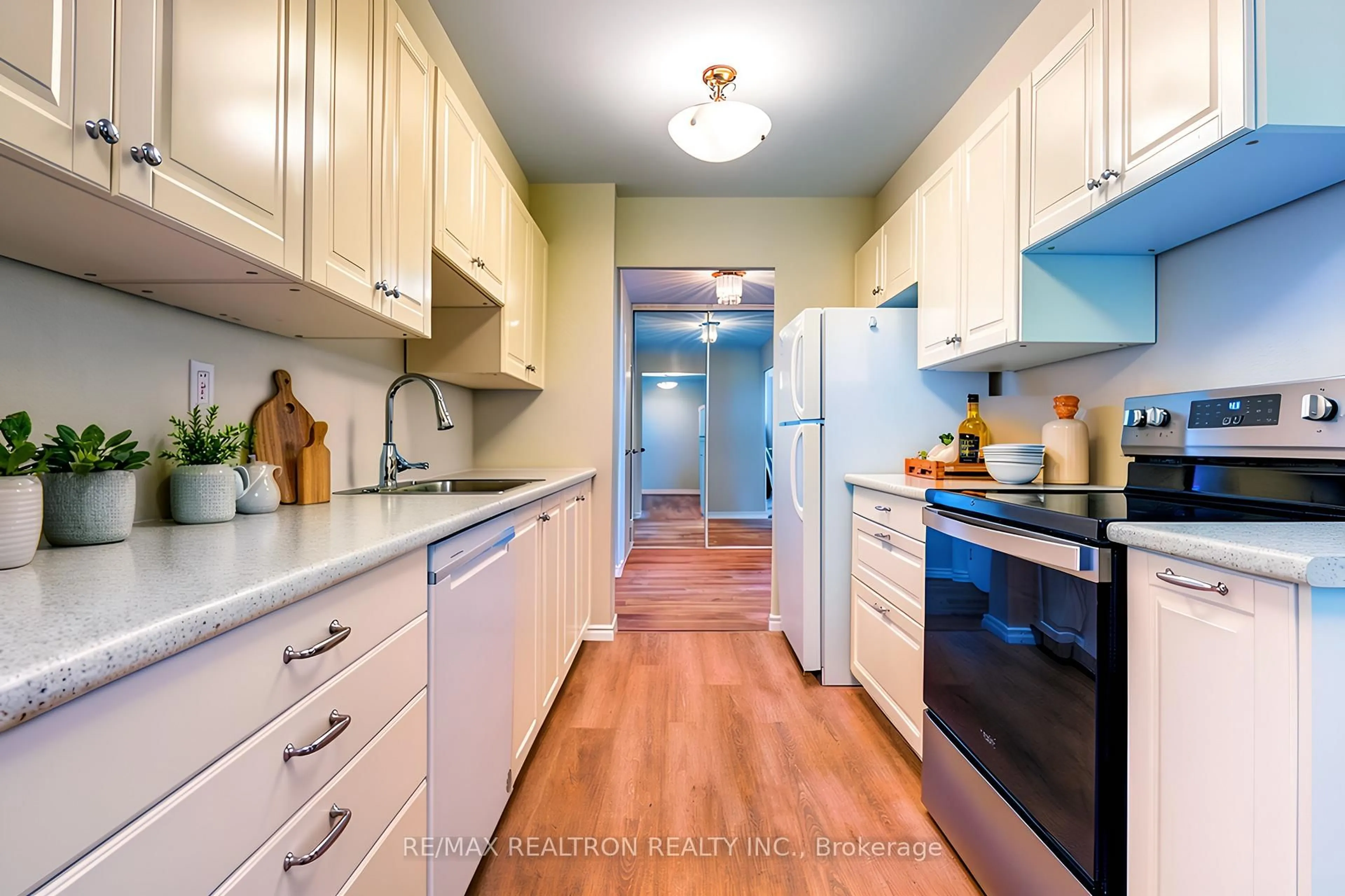 Standard kitchen, unknown for 100 Canyon Ave #606, Toronto Ontario M3H 5T9