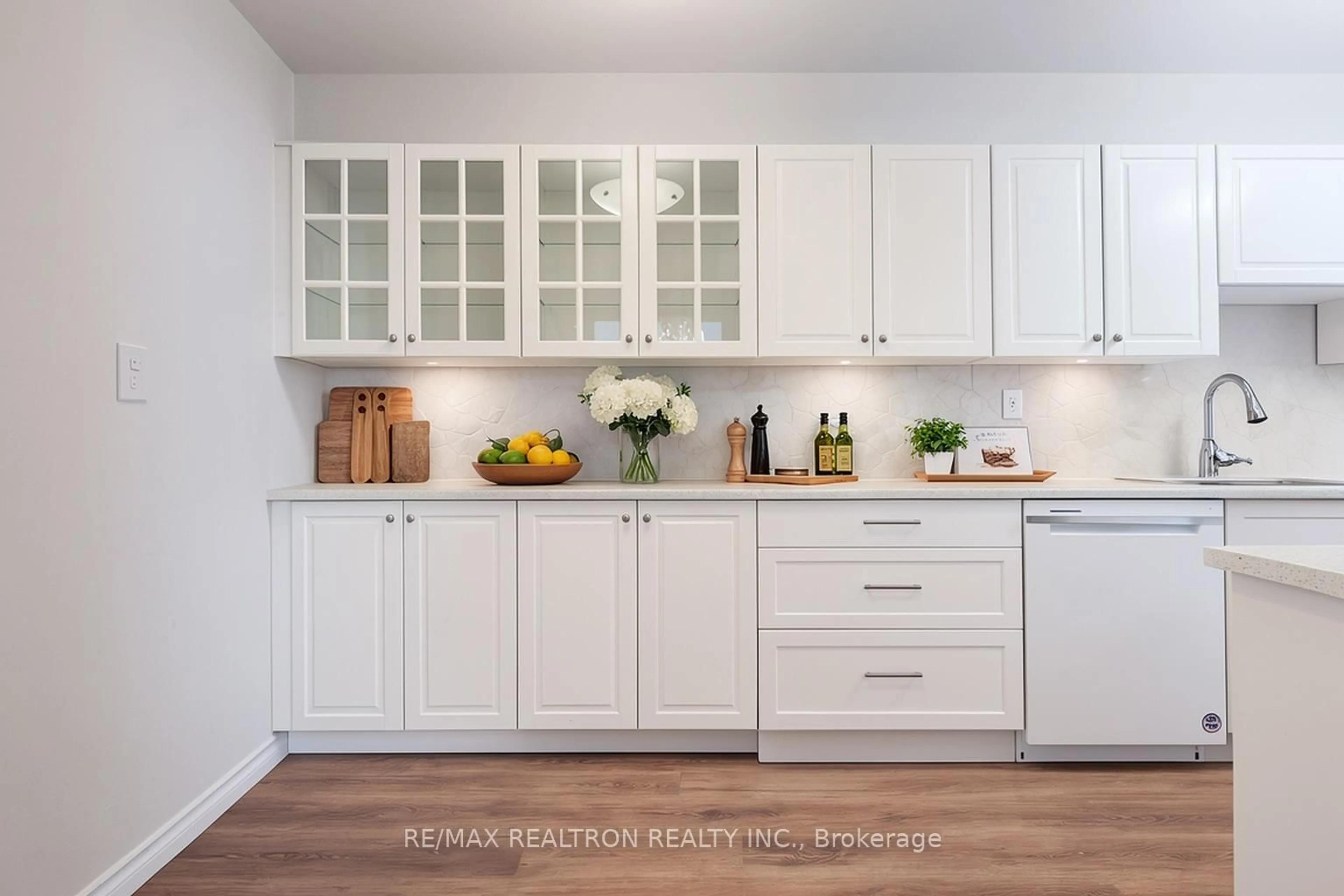 Contemporary kitchen, wood/laminate floor for 100 Canyon Ave #606, Toronto Ontario M3H 5T9