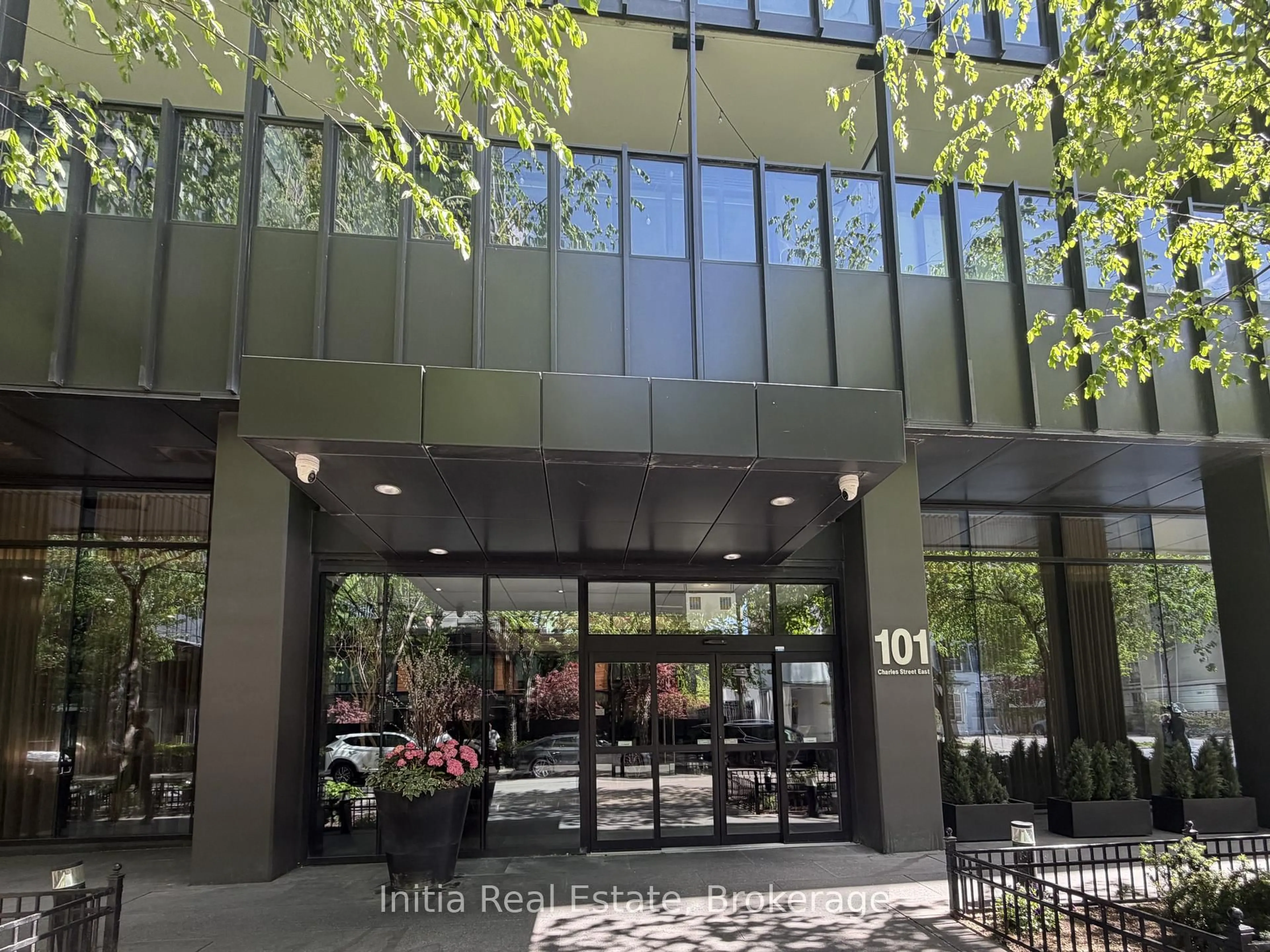 Patio, building for 101 Charles St #2003, Toronto Ontario M4Y 0A9