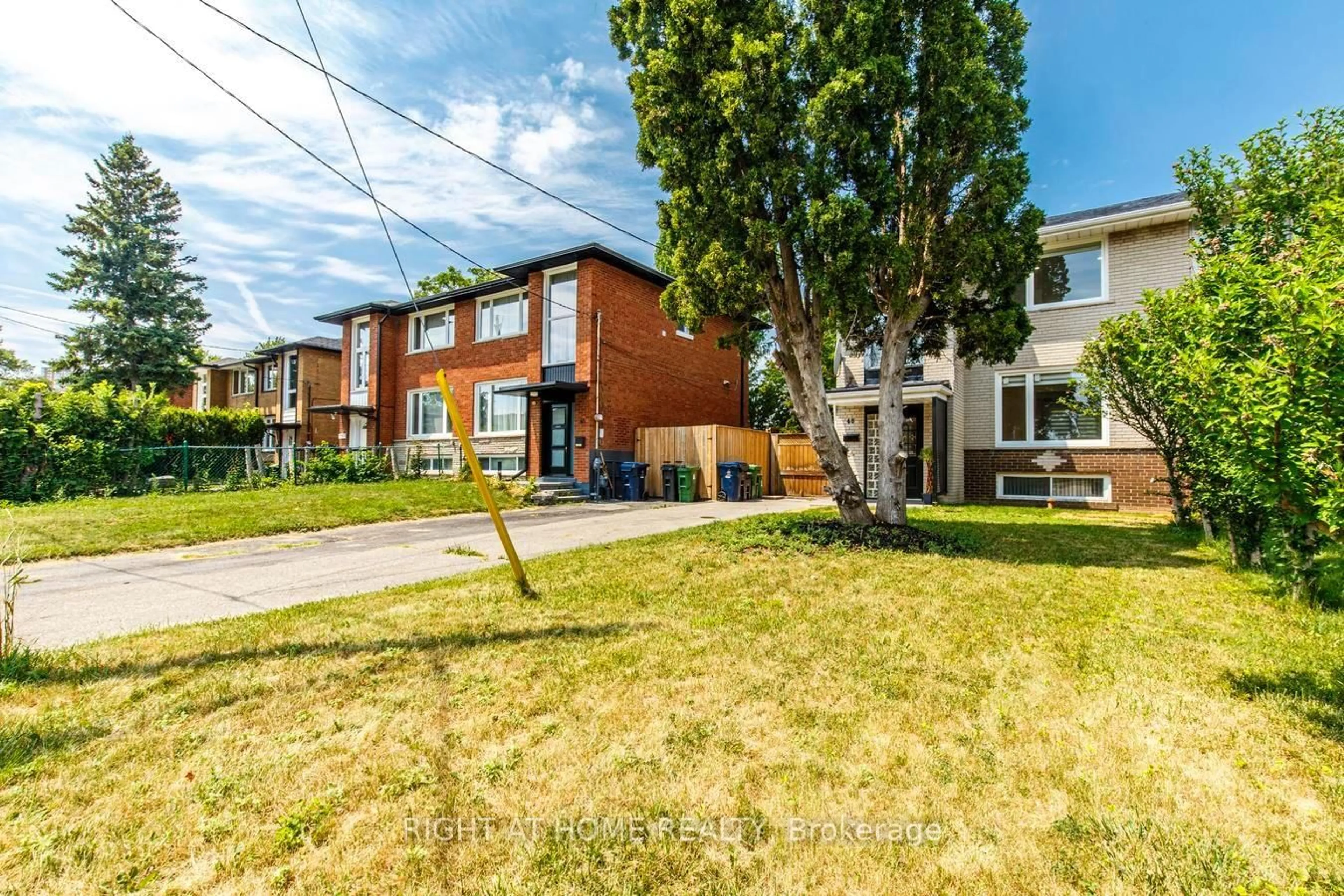 A pic from outside/outdoor area/front of a property/back of a property/a pic from drone, street for 48 Daleside Cres, Toronto Ontario M4A 2H6