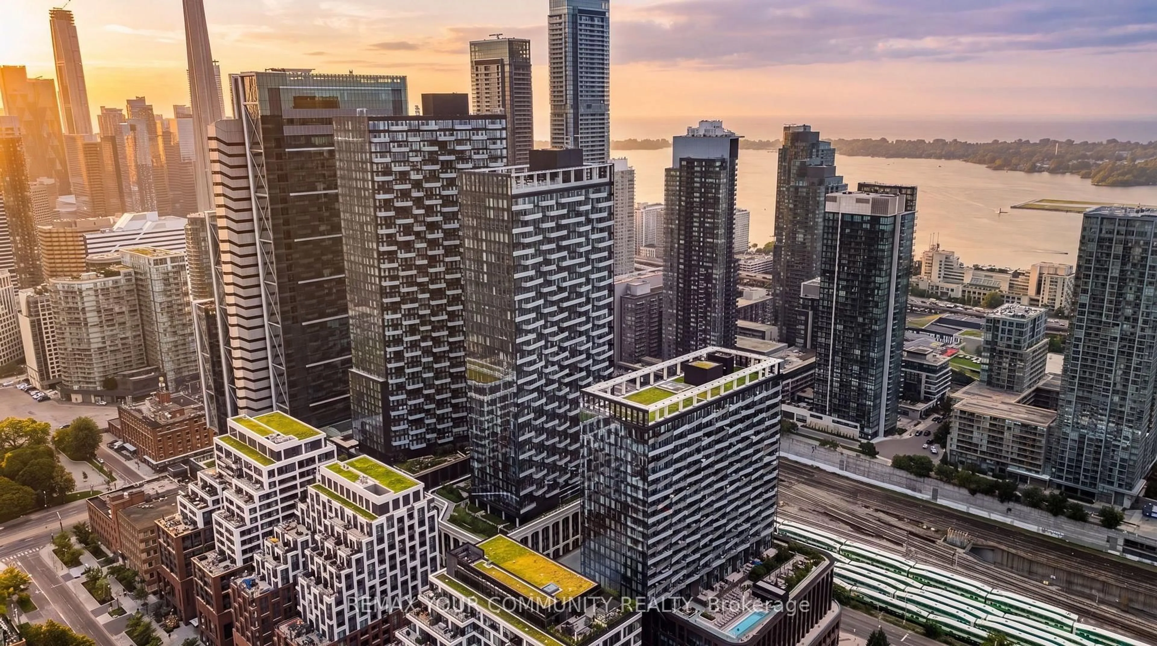 A pic from outside/outdoor area/front of a property/back of a property/a pic from drone, city buildings view from balcony for 470 Front St #2015, Toronto Ontario M5V 0V6