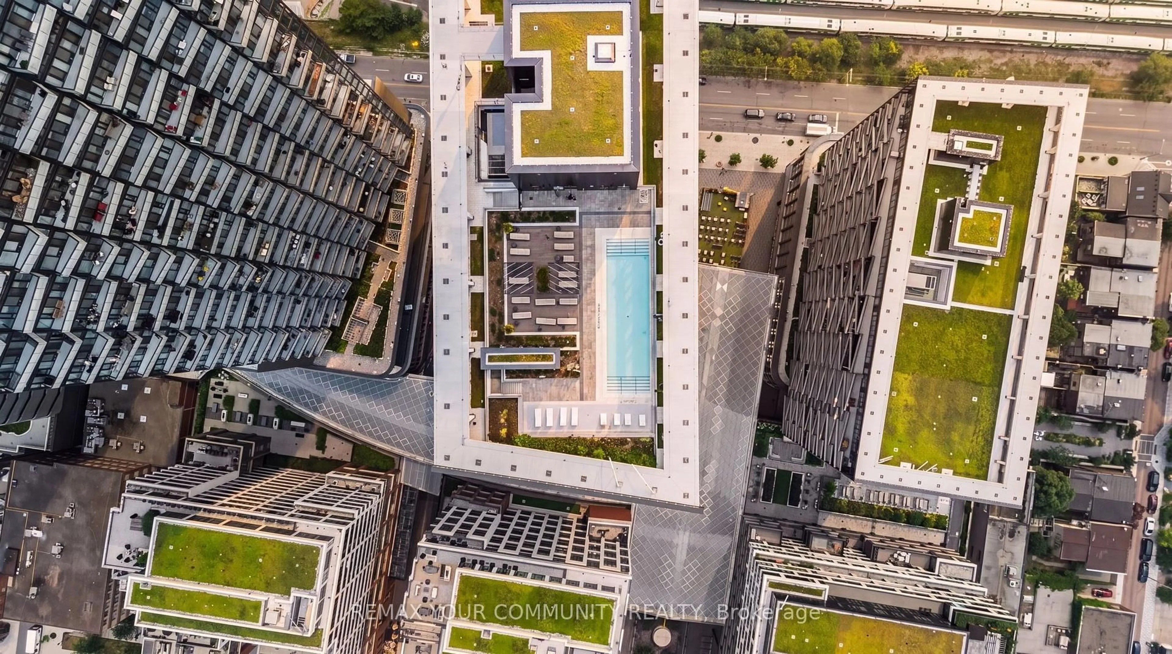 A pic from outside/outdoor area/front of a property/back of a property/a pic from drone, city buildings view from balcony for 470 Front St #2015, Toronto Ontario M5V 0V6