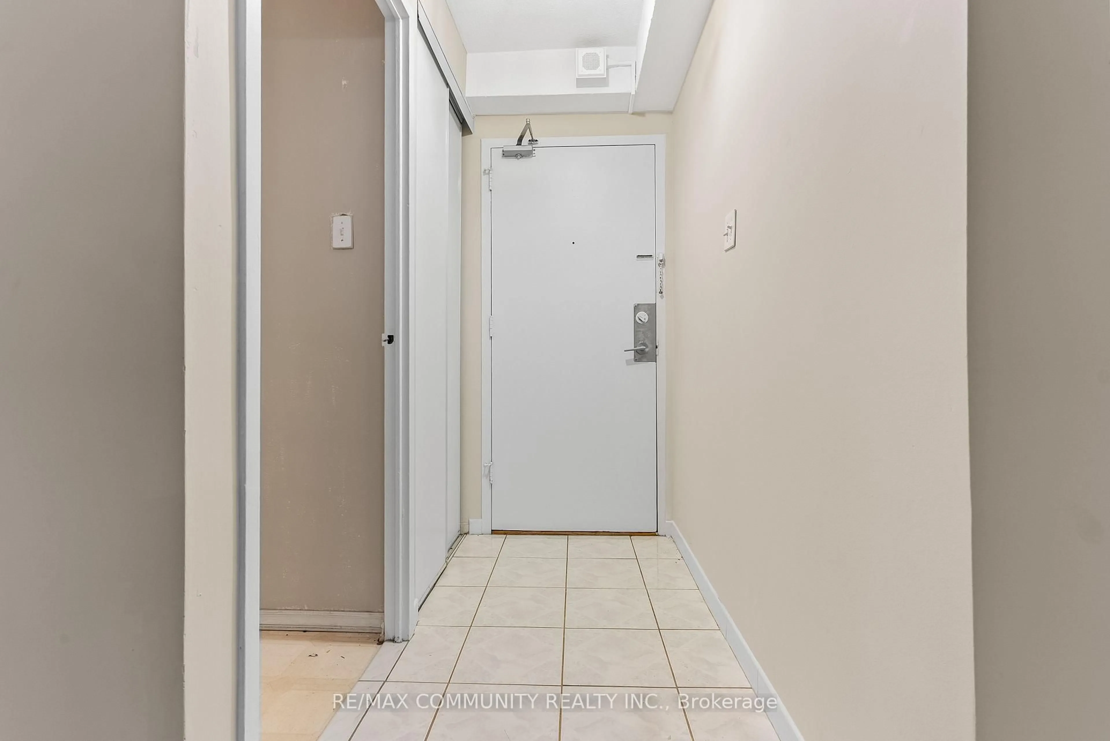 Indoor foyer for 1350 York Mills Rd #2205, Toronto Ontario M3A 2A1