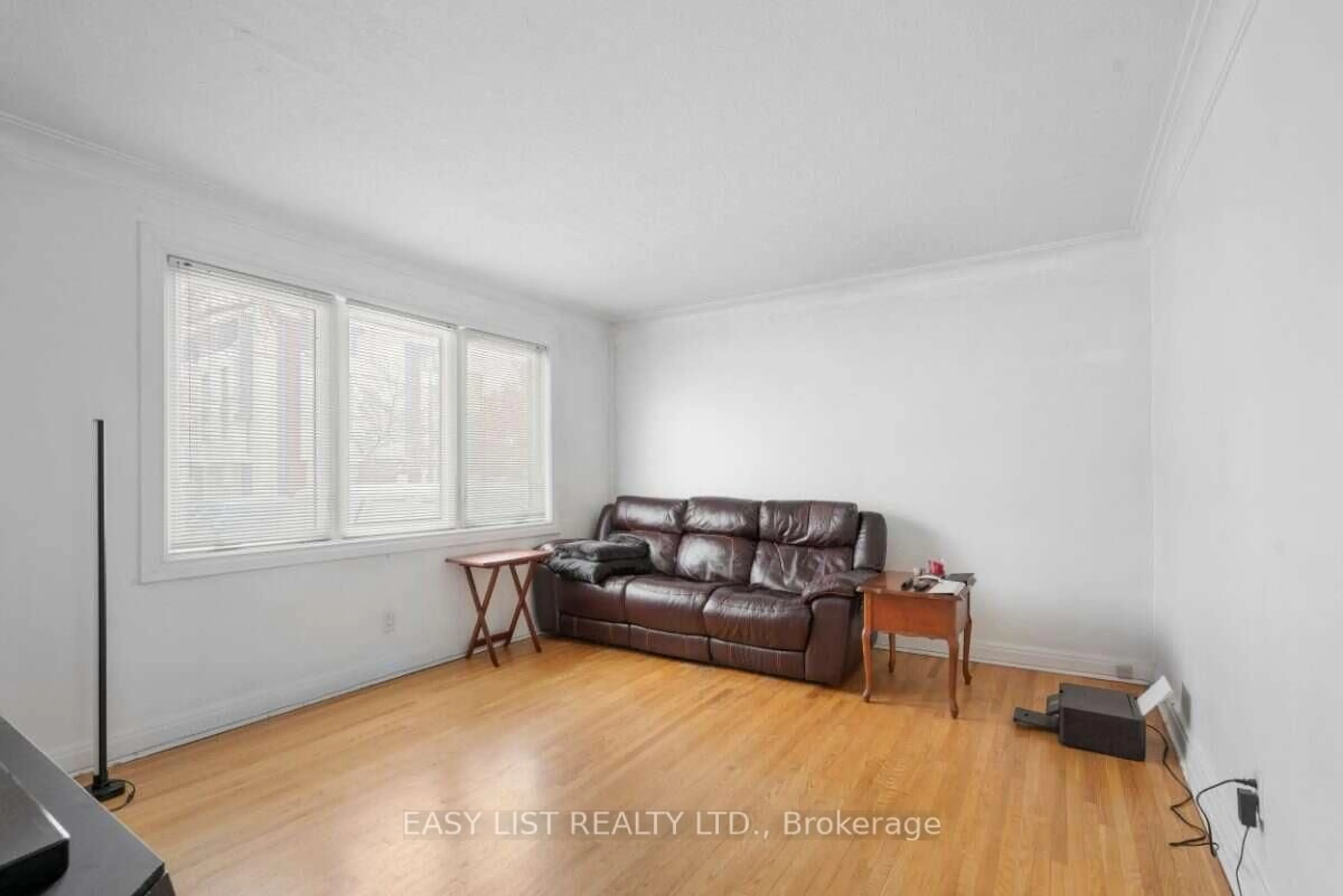 Living room with furniture, unknown for 39 Churchill Ave, Toronto Ontario M2N 1Y6