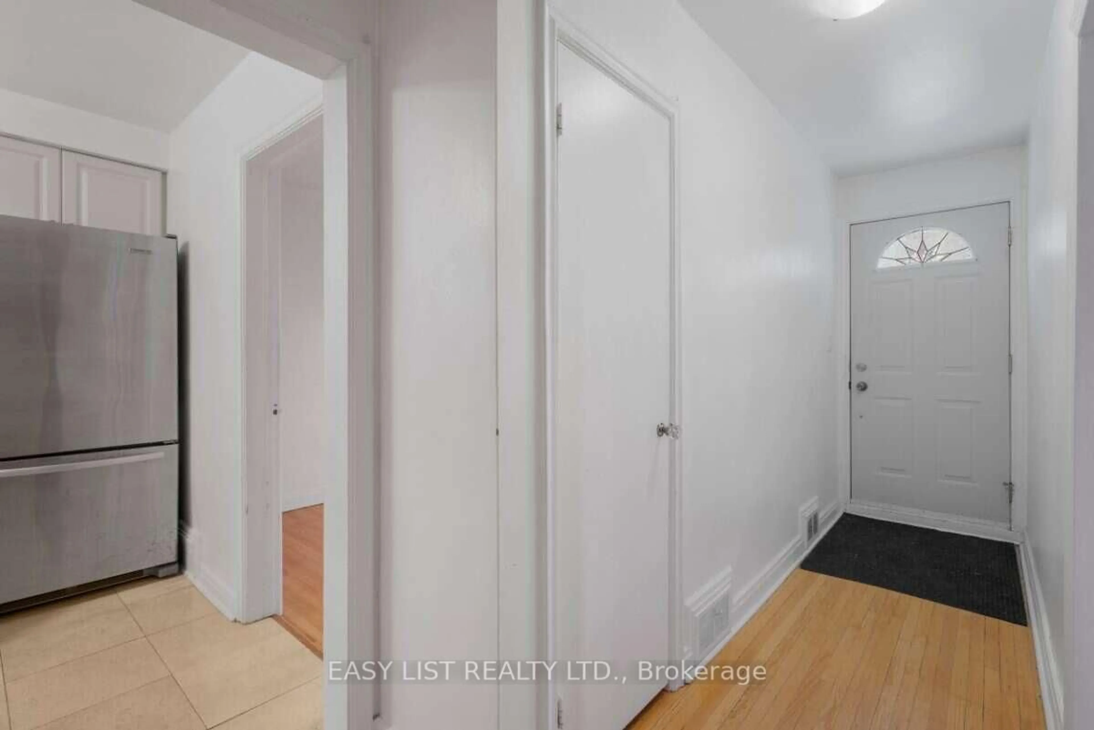 Indoor entryway for 39 Churchill Ave, Toronto Ontario M2N 1Y6