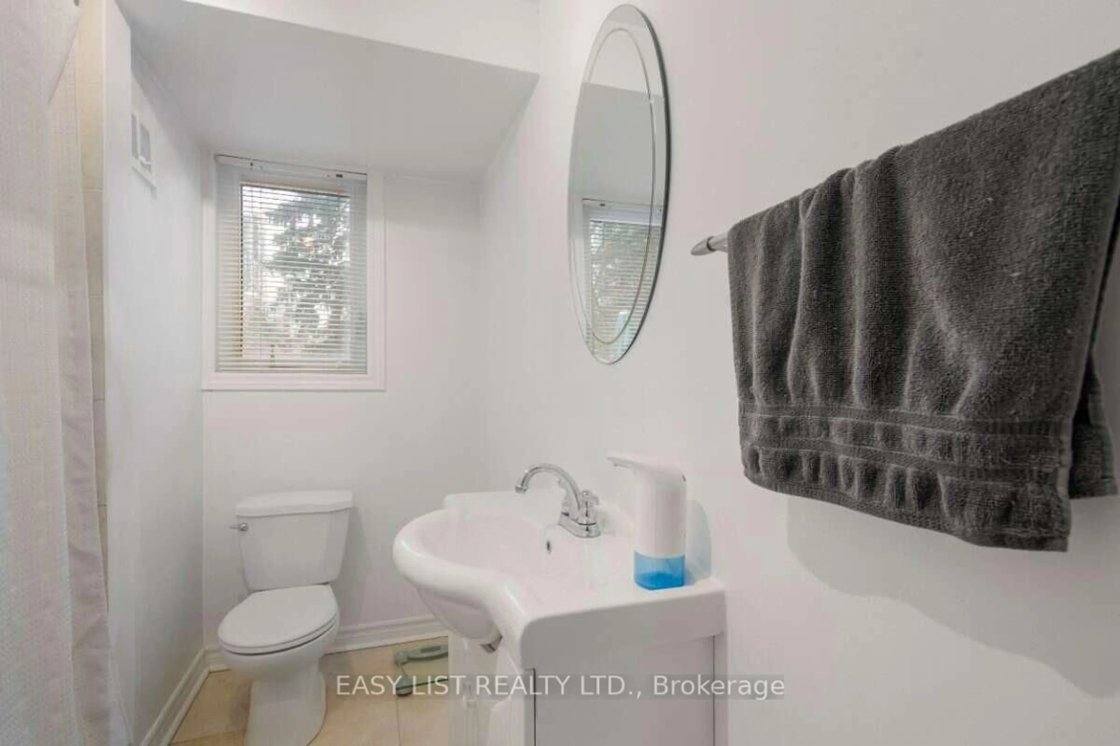 Standard bathroom, ceramic/tile floor for 39 Churchill Ave, Toronto Ontario M2N 1Y6