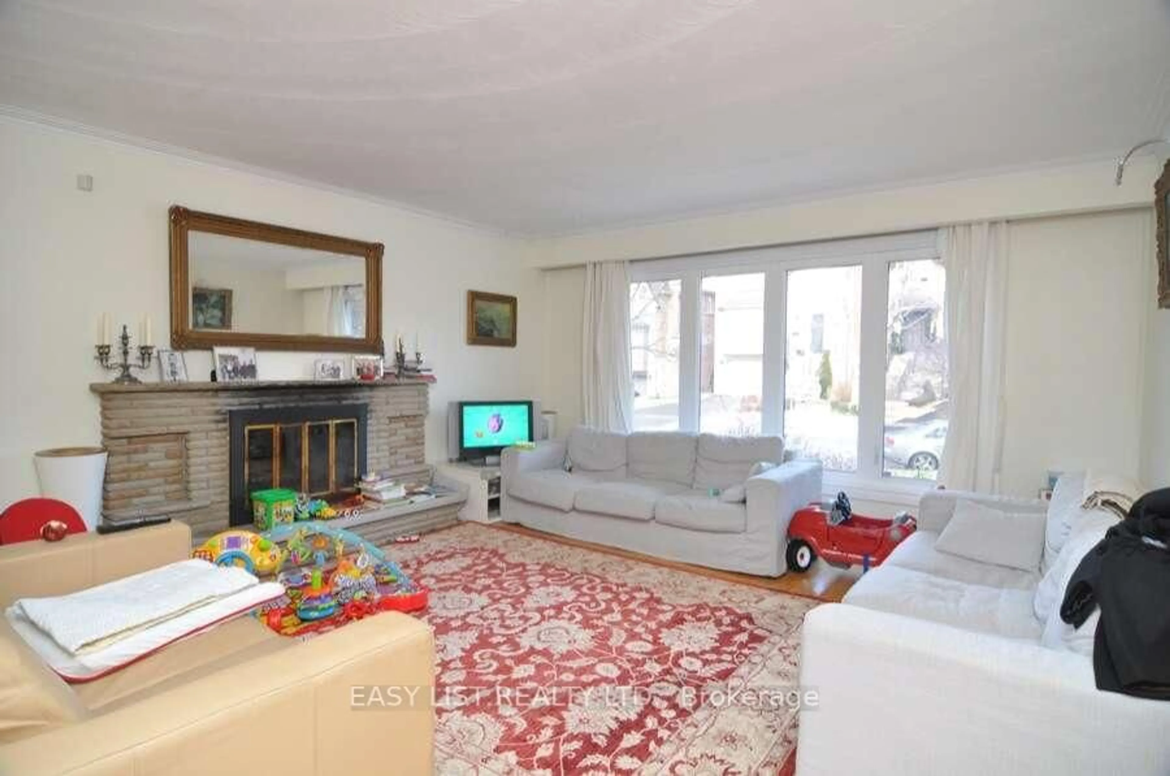 Living room with furniture, unknown for 43 Churchill Ave, Toronto Ontario M6J 2B5