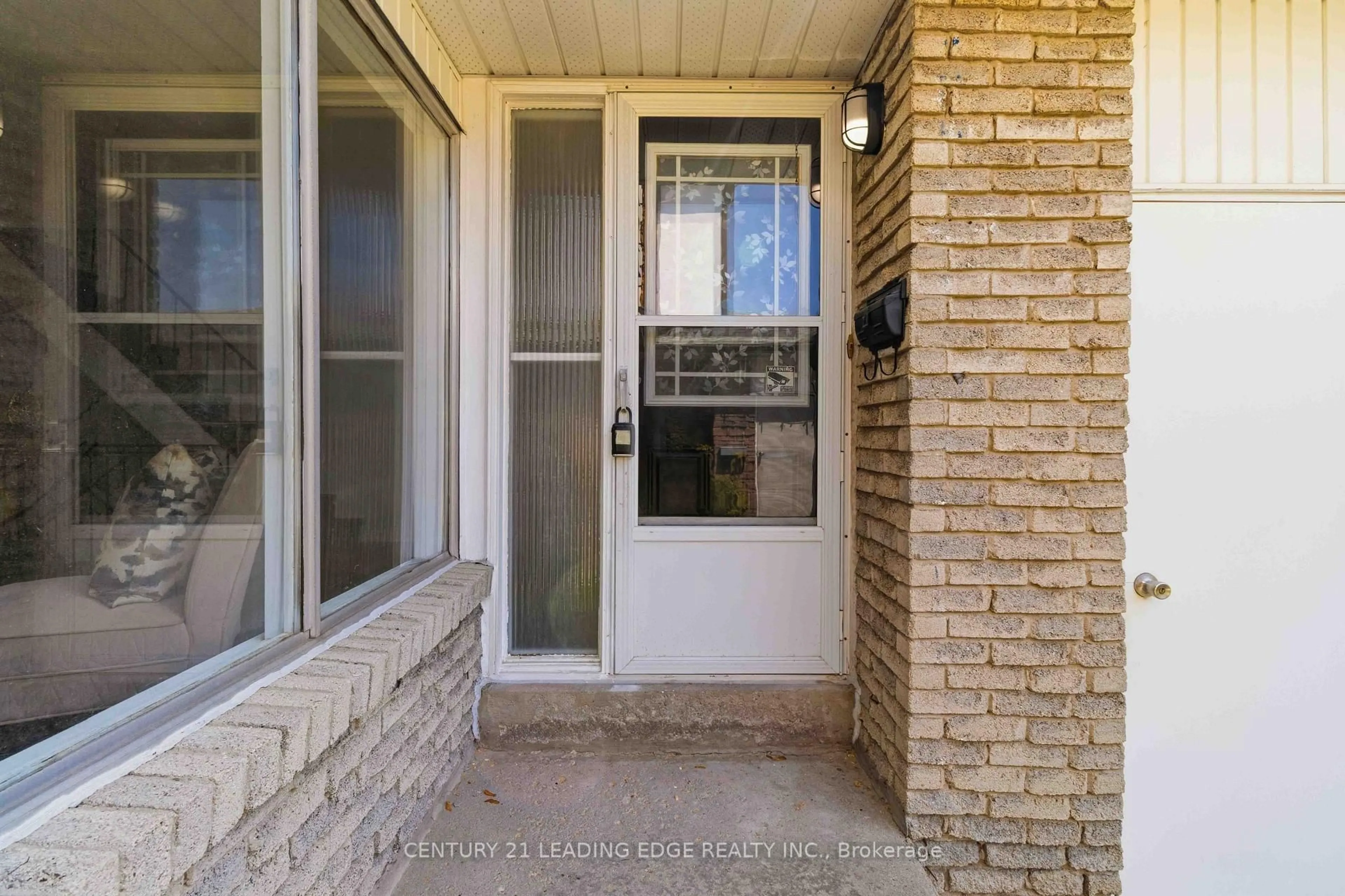 Indoor entryway for 27 Coach Liteway, Toronto Ontario M2R 3J8