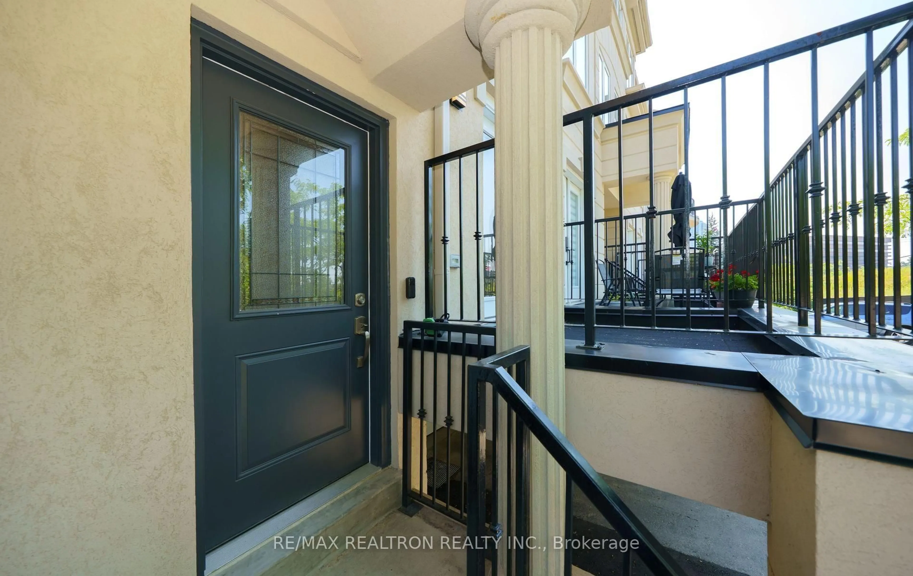 Indoor entryway for 222 David Dunlap Circ, Toronto Ontario M3C 4C1