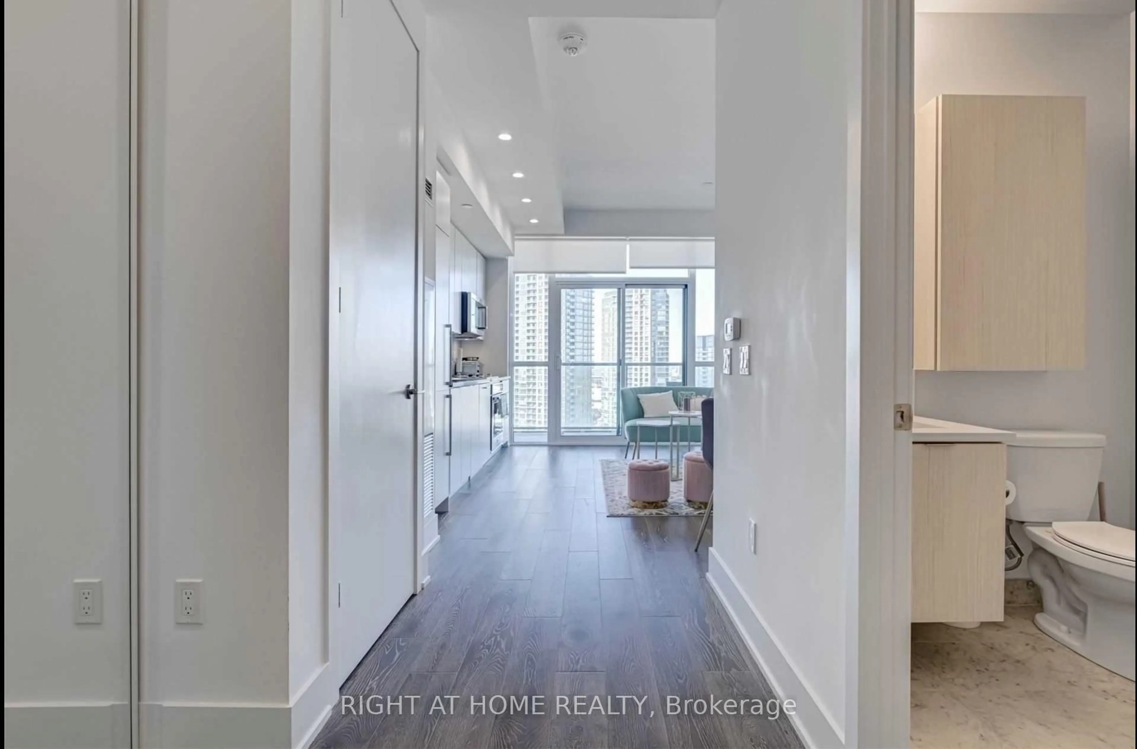 Indoor entryway for 38 Iannuzzi St #Uph02, Toronto Ontario M5V 0S2