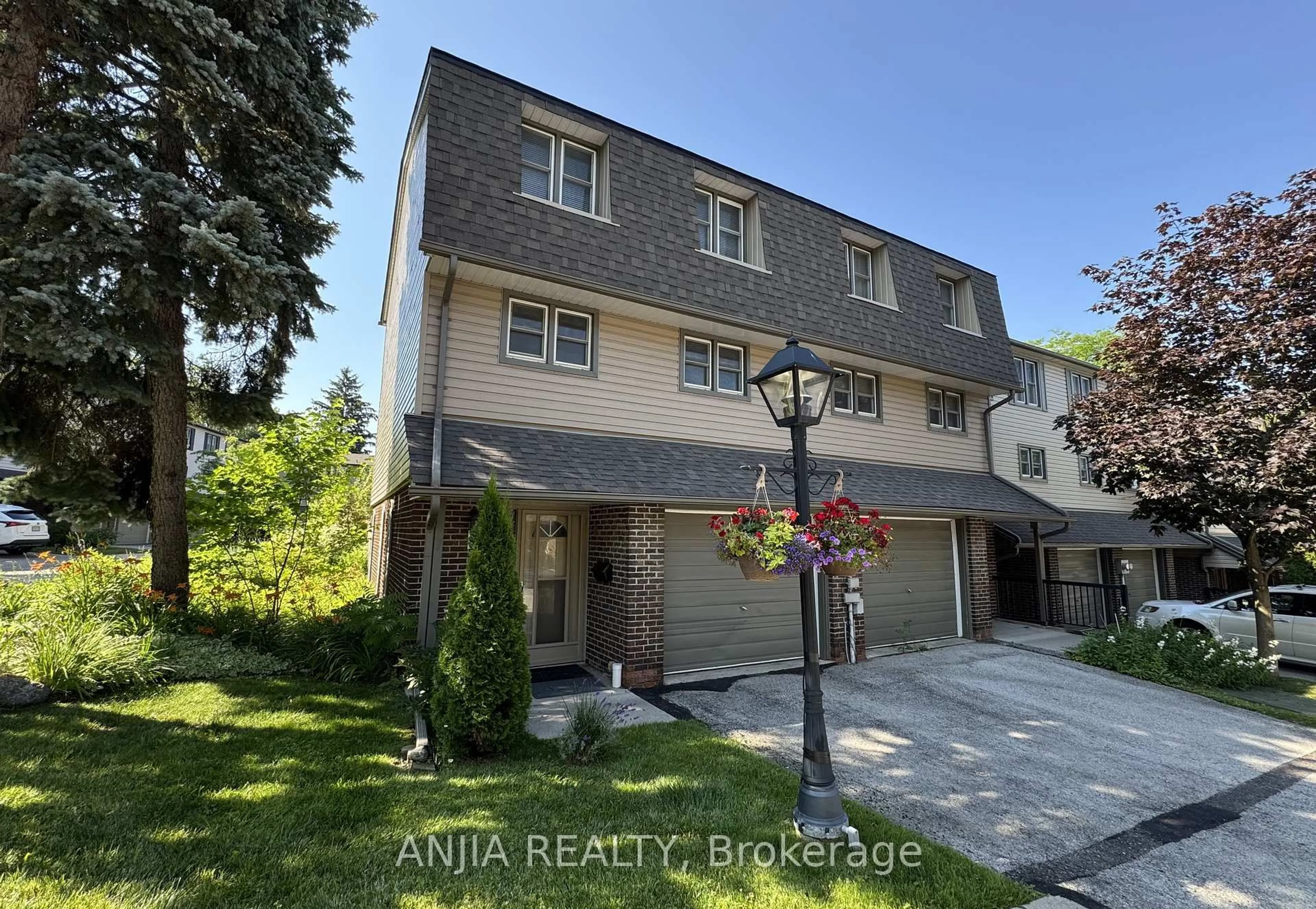 A pic from outside/outdoor area/front of a property/back of a property/a pic from drone, street for 7 Purple Sageway, Toronto Ontario M2H 2Z6