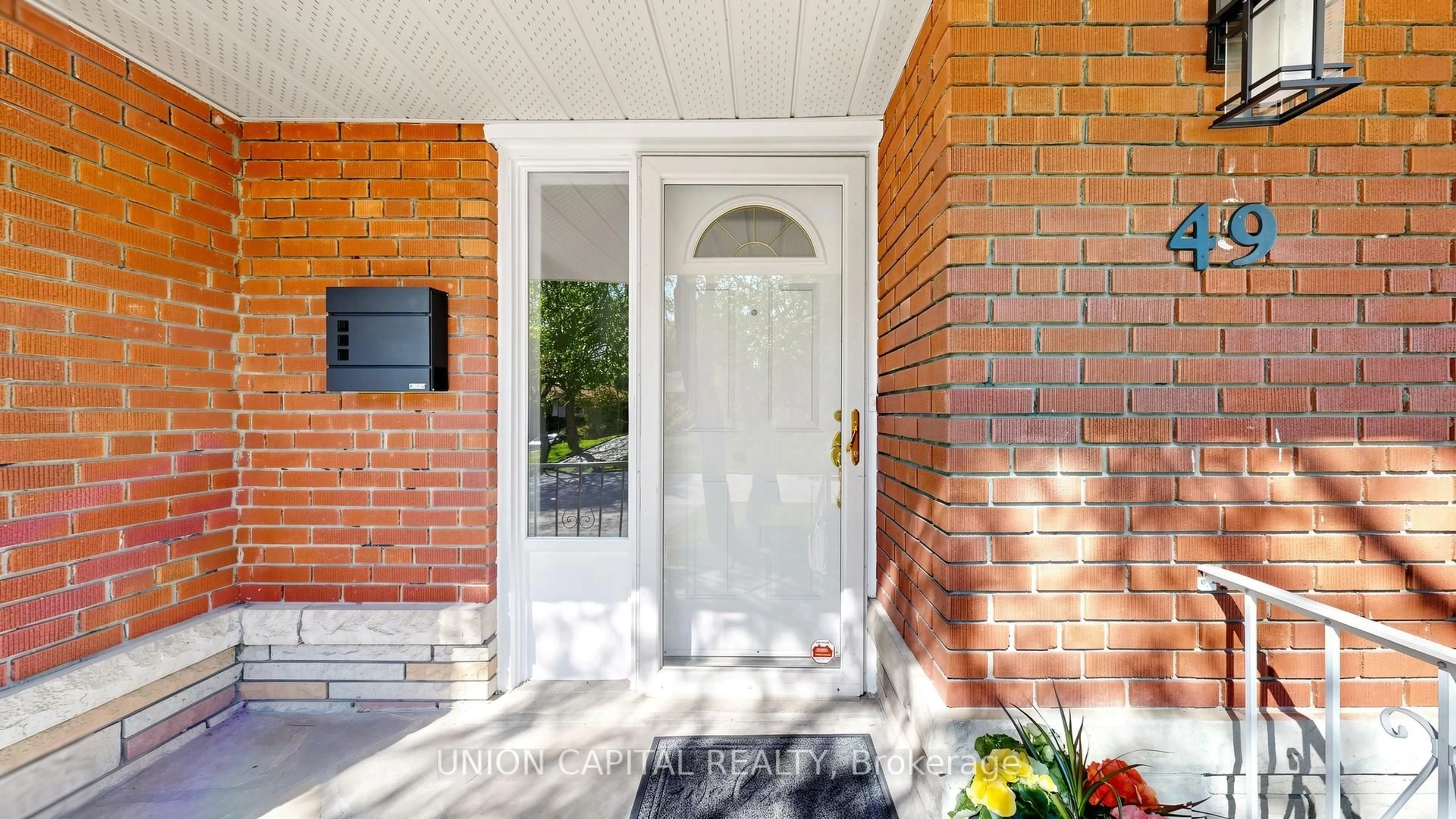 Indoor entryway for 49 Bathford Cres, Toronto Ontario M2J 2S3