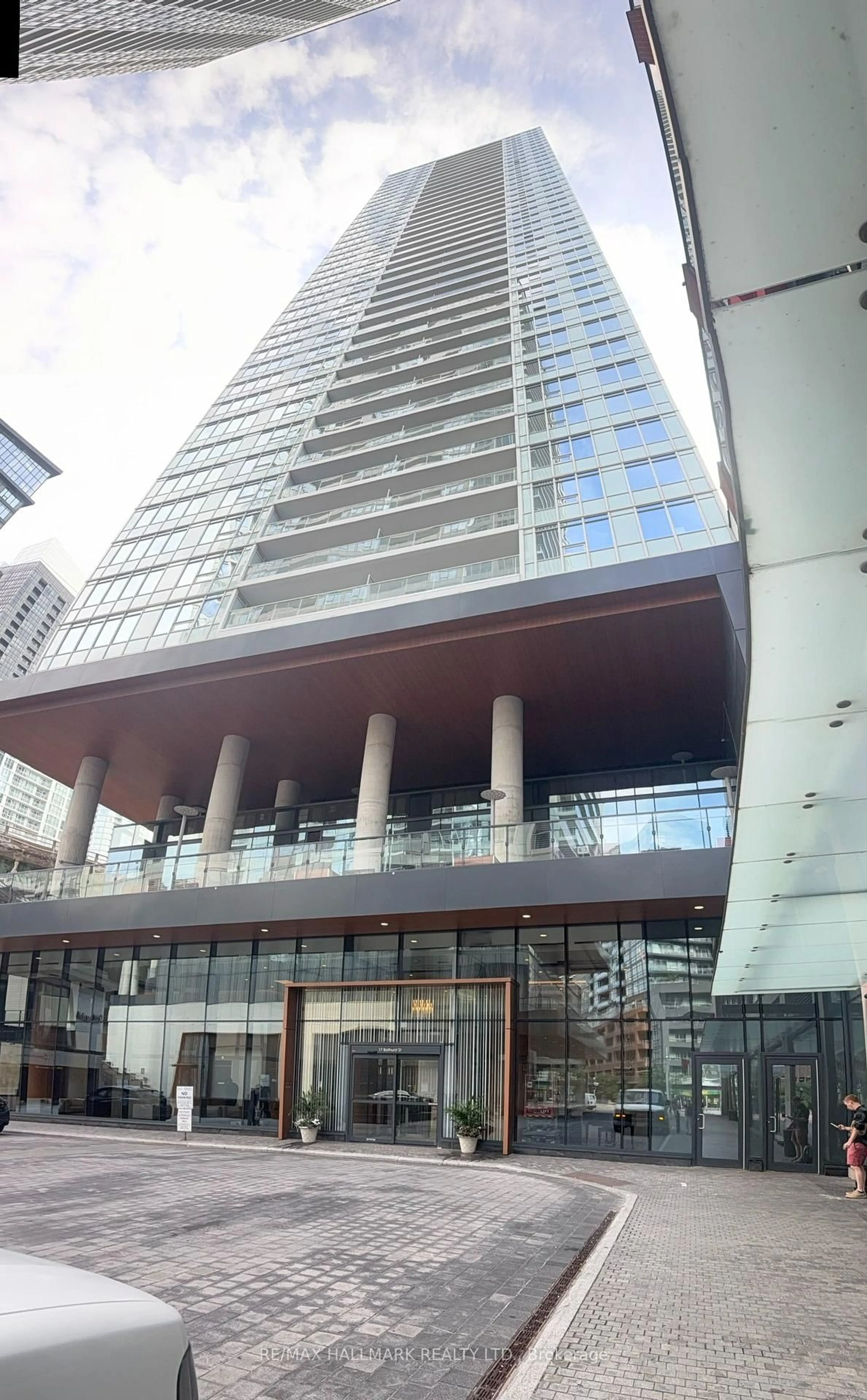 Indoor foyer for 17 Bathurst St #3206, Toronto Ontario M5V 0N1