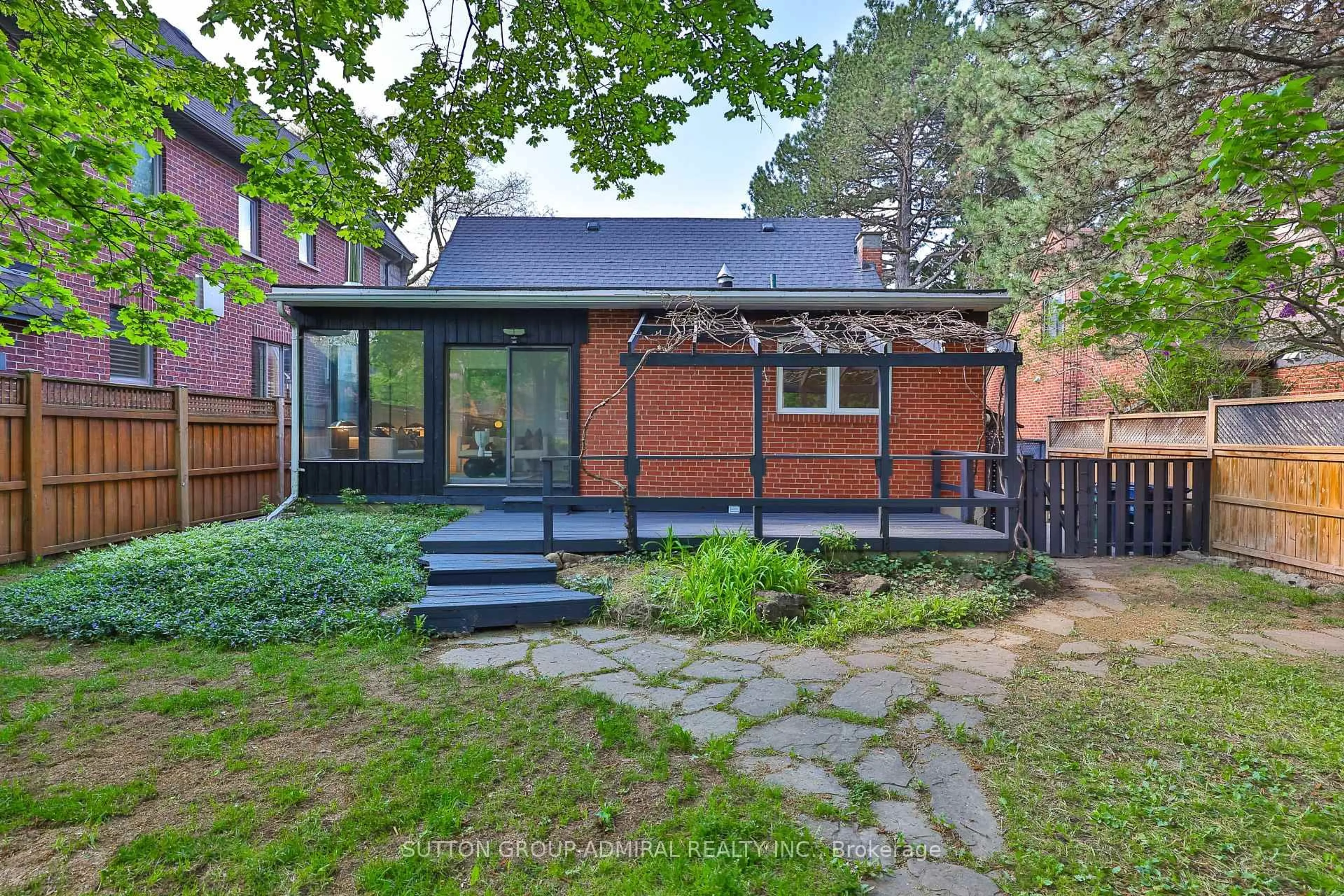 Patio, street for 81 Yorkview Dr, Toronto Ontario M2R 1J9