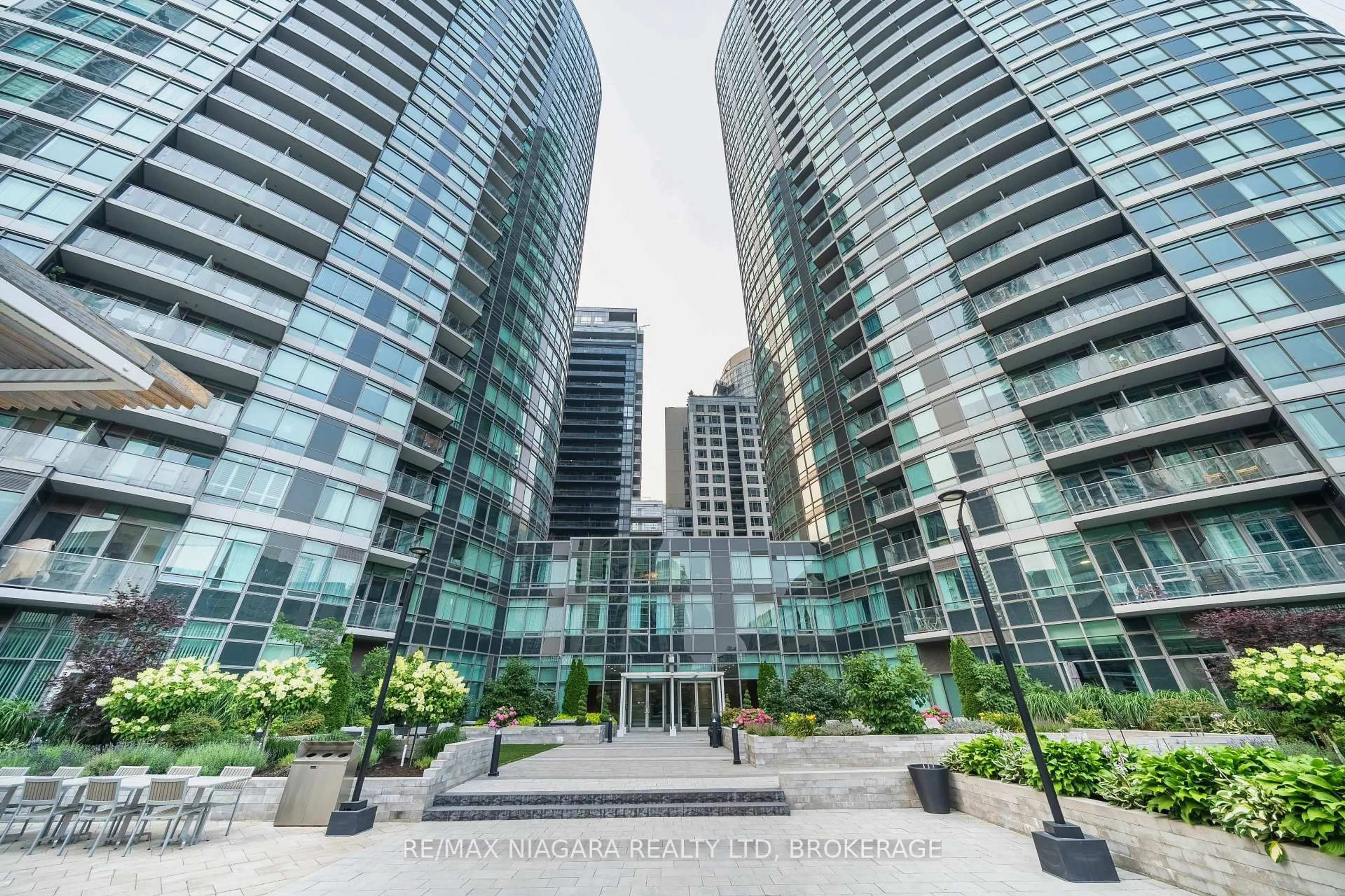 Indoor foyer for 361 Front St #3603, Toronto Ontario M5V 3R5