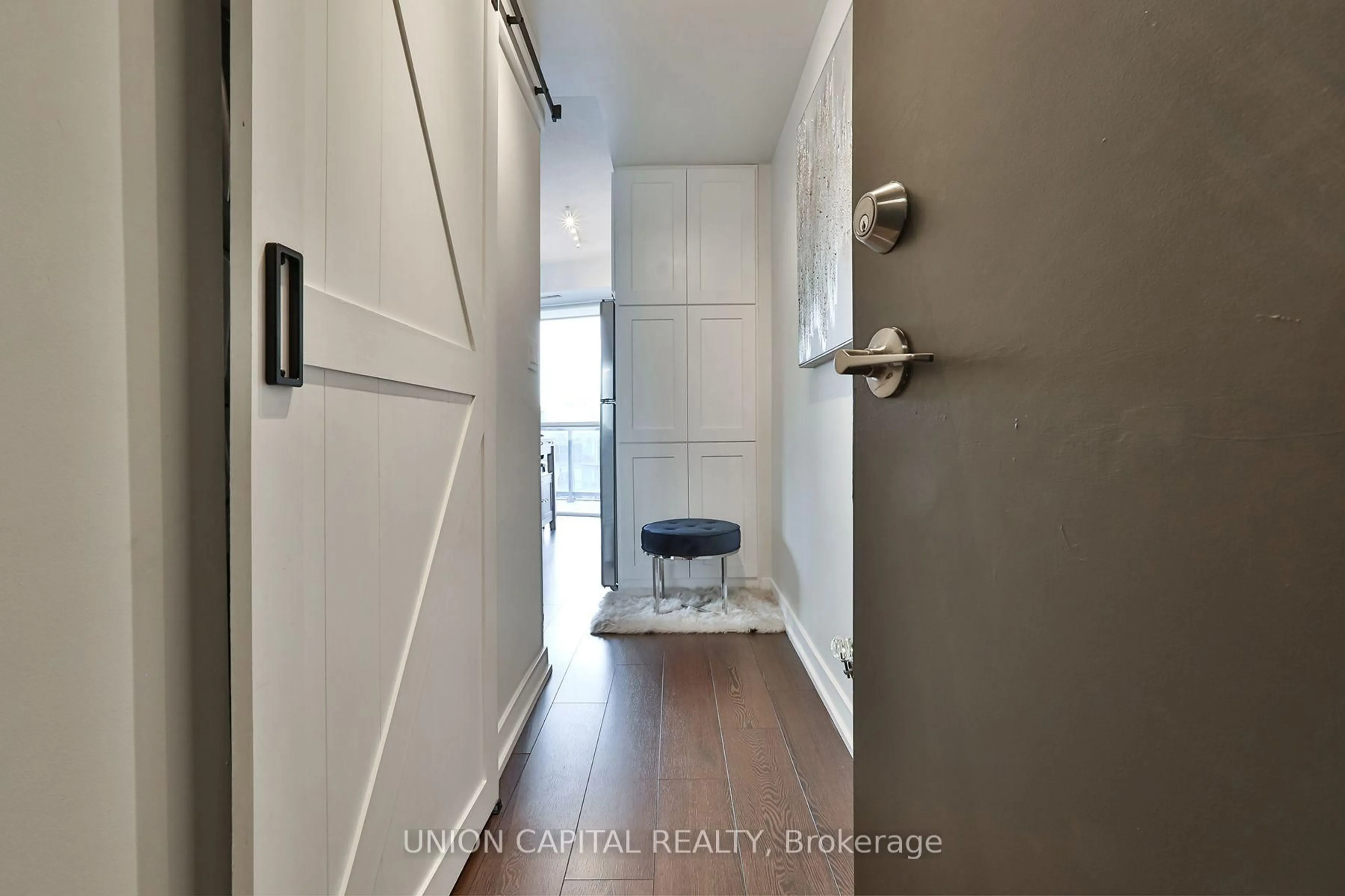 Indoor entryway for 20 Bruyeres Mews #1103, Toronto Ontario M5V 0G8