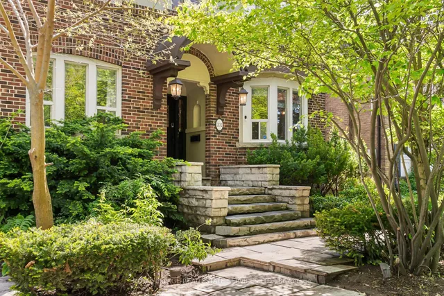 202 Dinnick Cres, Toronto 2