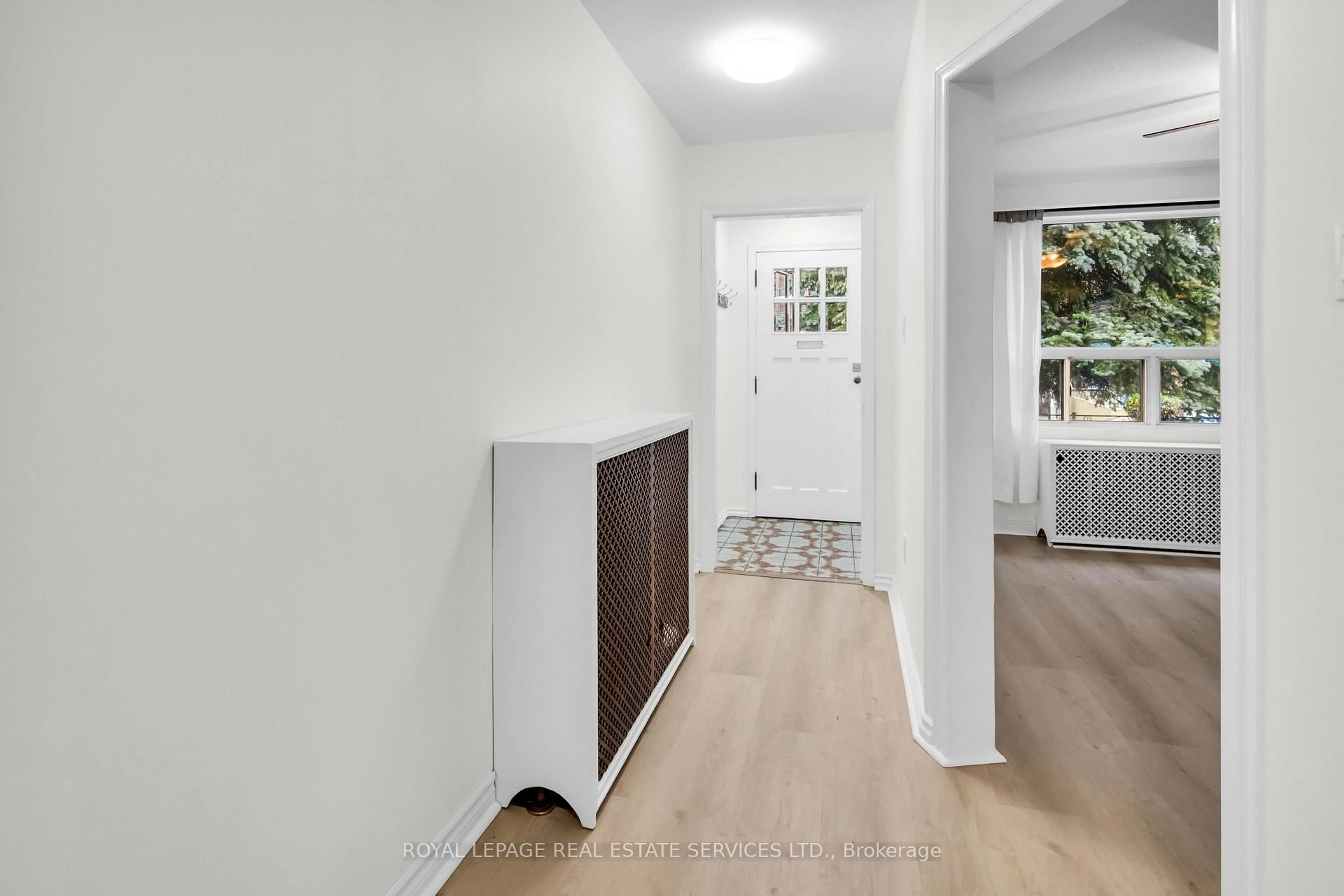 Indoor entryway for 56 Arlington Ave, Toronto Ontario M6G 3K8