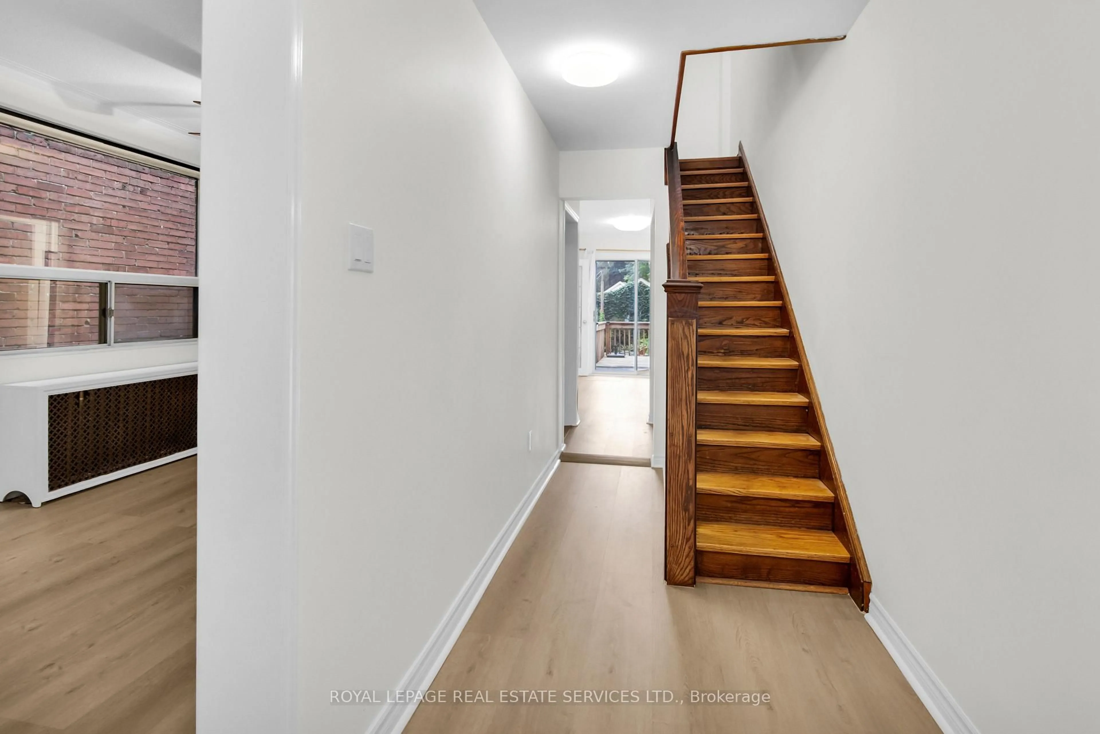Indoor foyer for 56 Arlington Ave, Toronto Ontario M6G 3K8