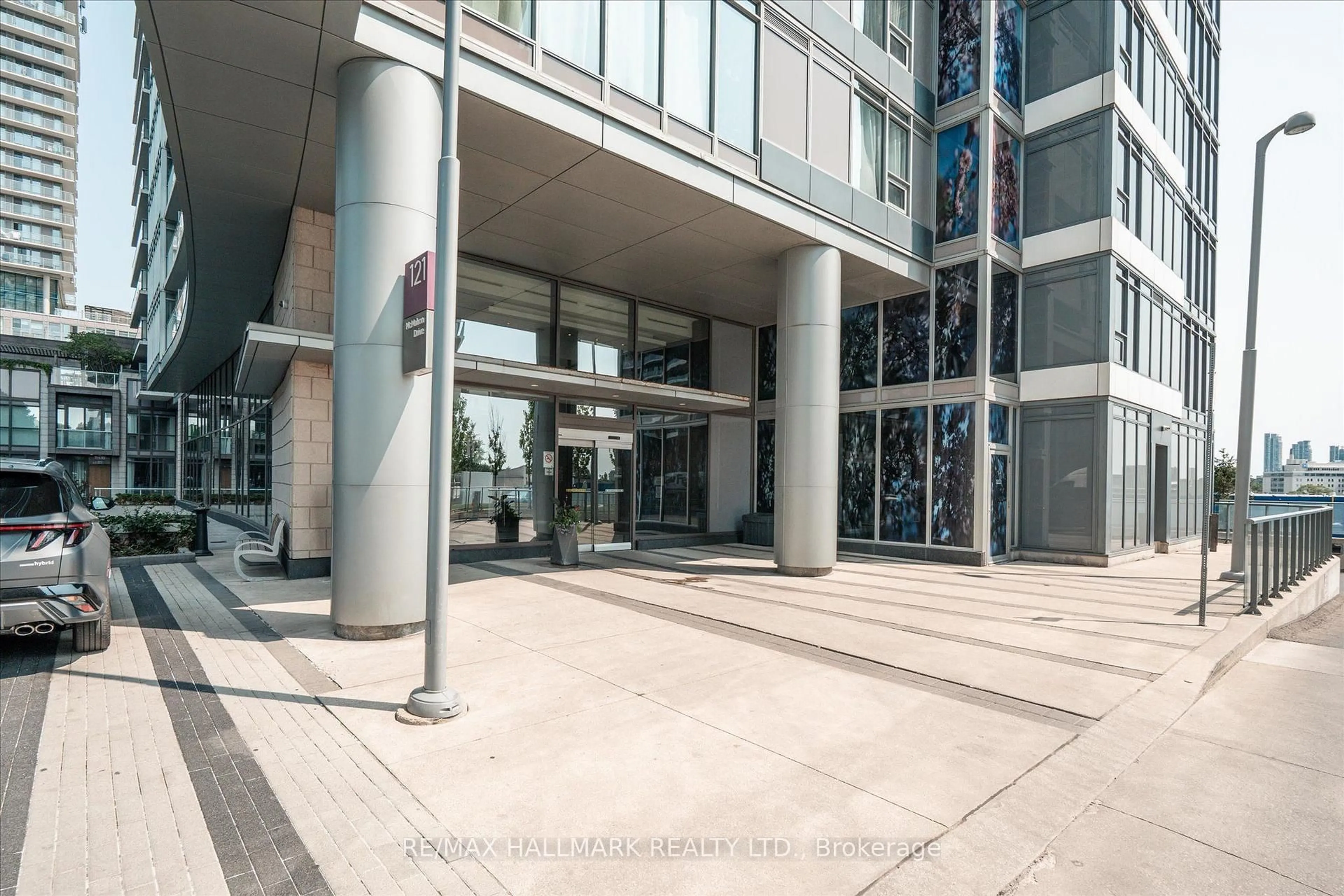 Indoor foyer for 121 Mcmahon Dr #2110, Toronto Ontario M2K 0C2