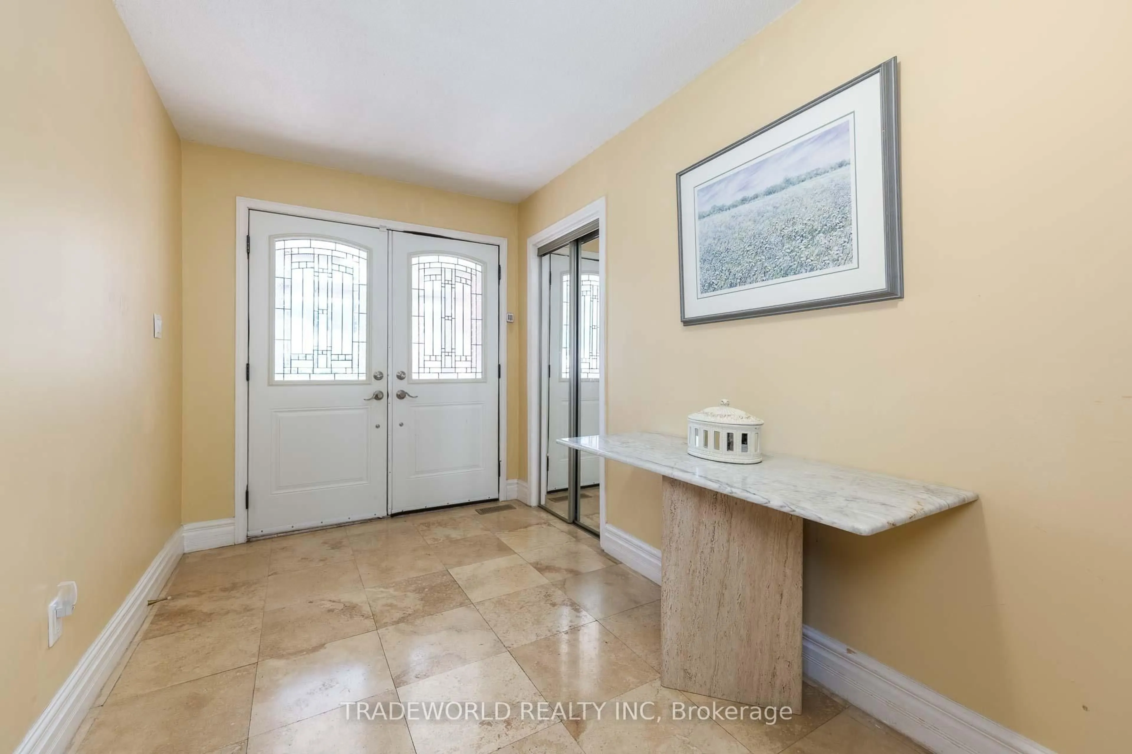 Indoor entryway for 46 Winlock Park, Toronto Ontario M2M 1Z2