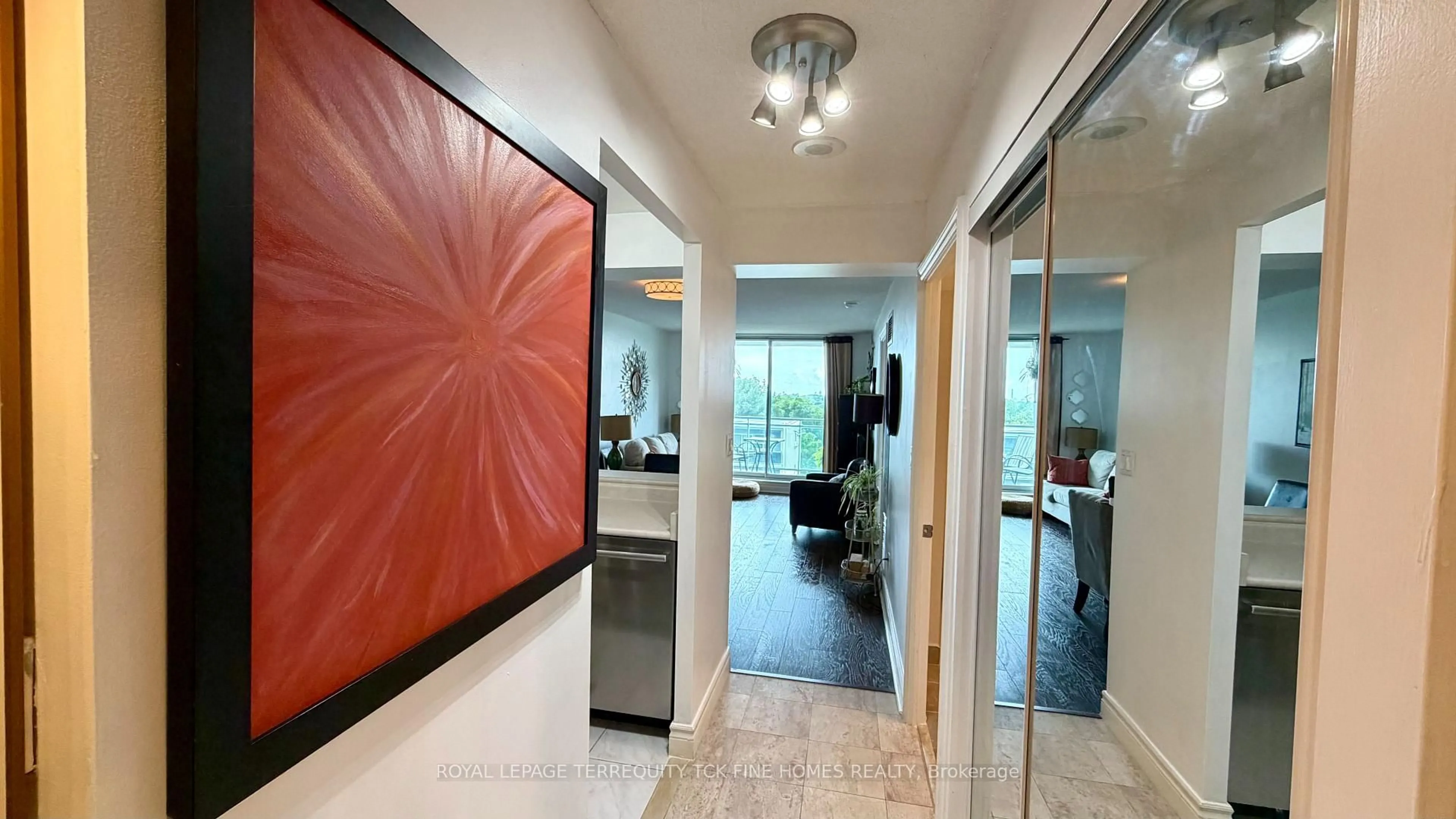 Indoor foyer for 398 Eglinton Ave #1009, Toronto Ontario M4P 3H8