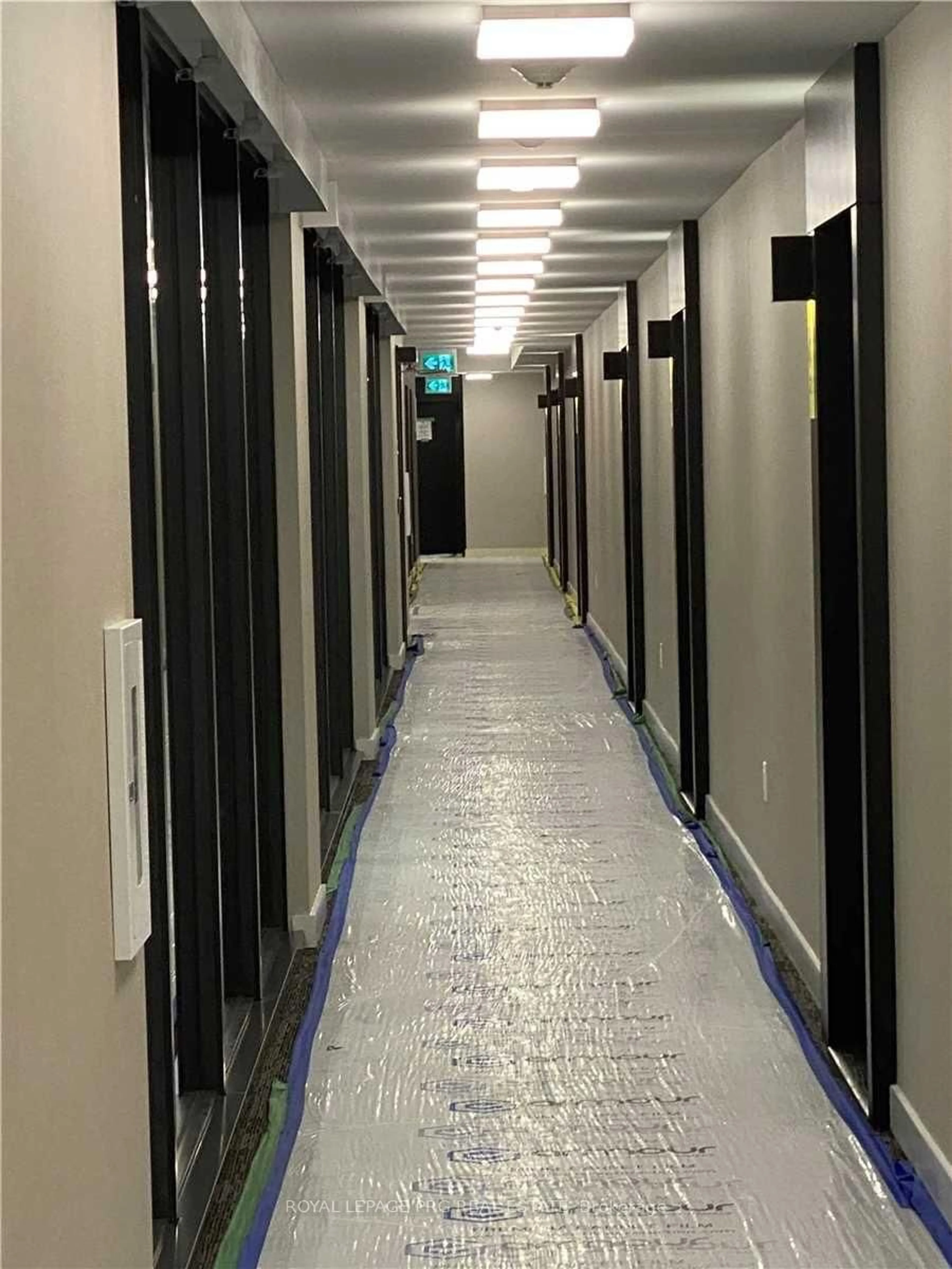 Indoor foyer for 158 Front St #1403, Toronto Ontario M5A 0K9