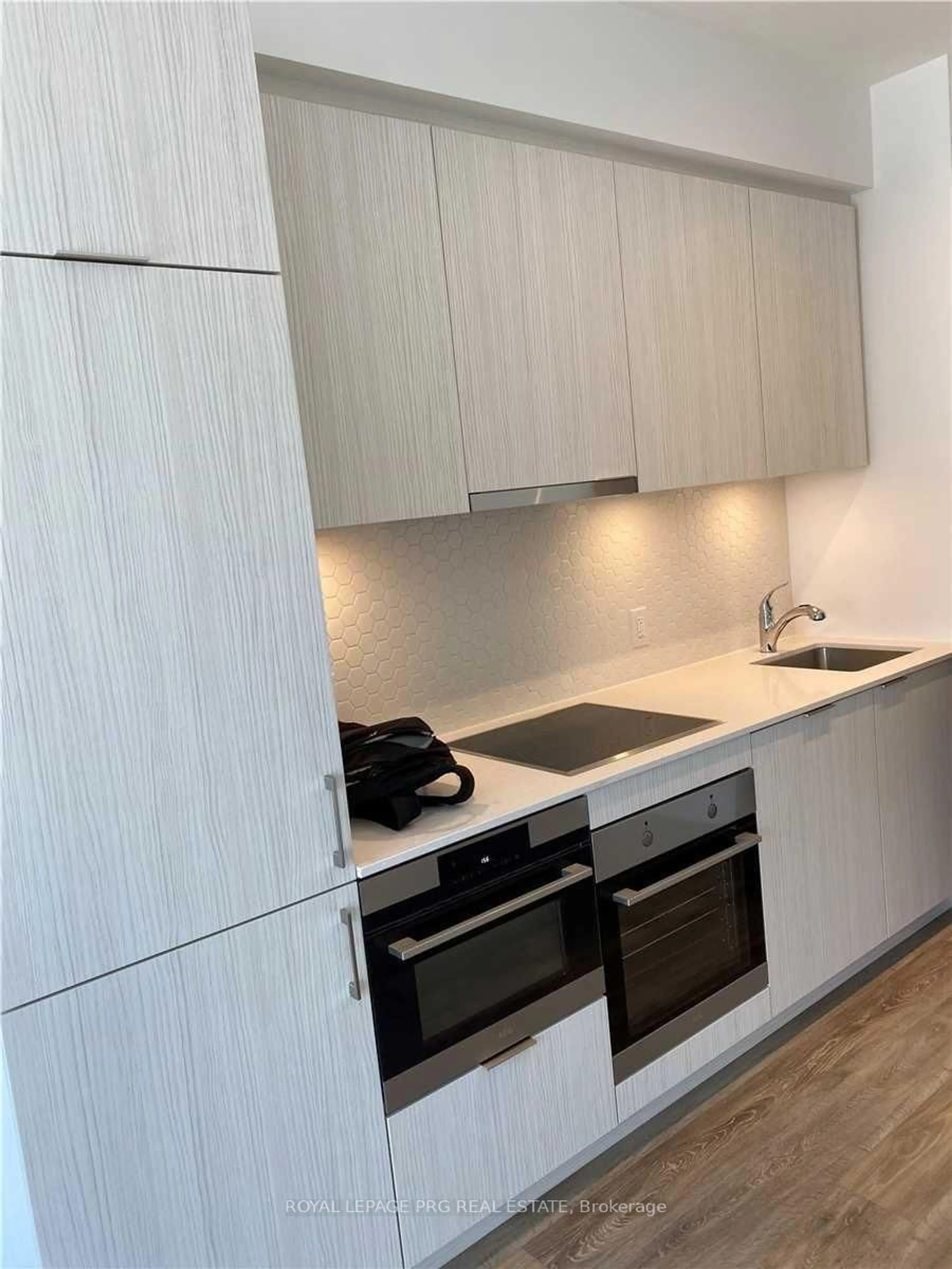 Standard kitchen, wood/laminate floor for 158 Front St #1403, Toronto Ontario M5A 0K9