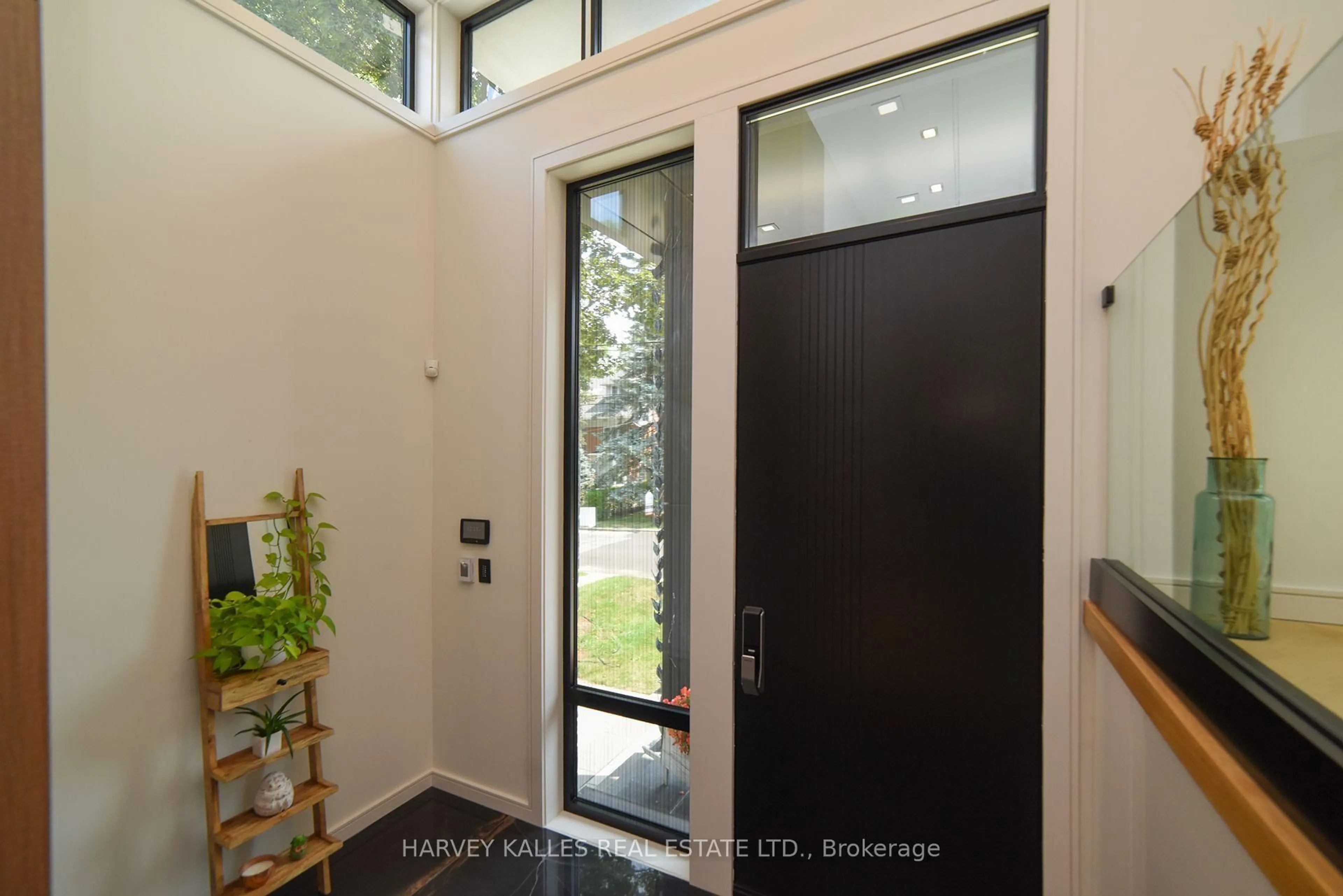 Indoor entryway for 110 Mona Dr, Toronto Ontario M5N 2R4