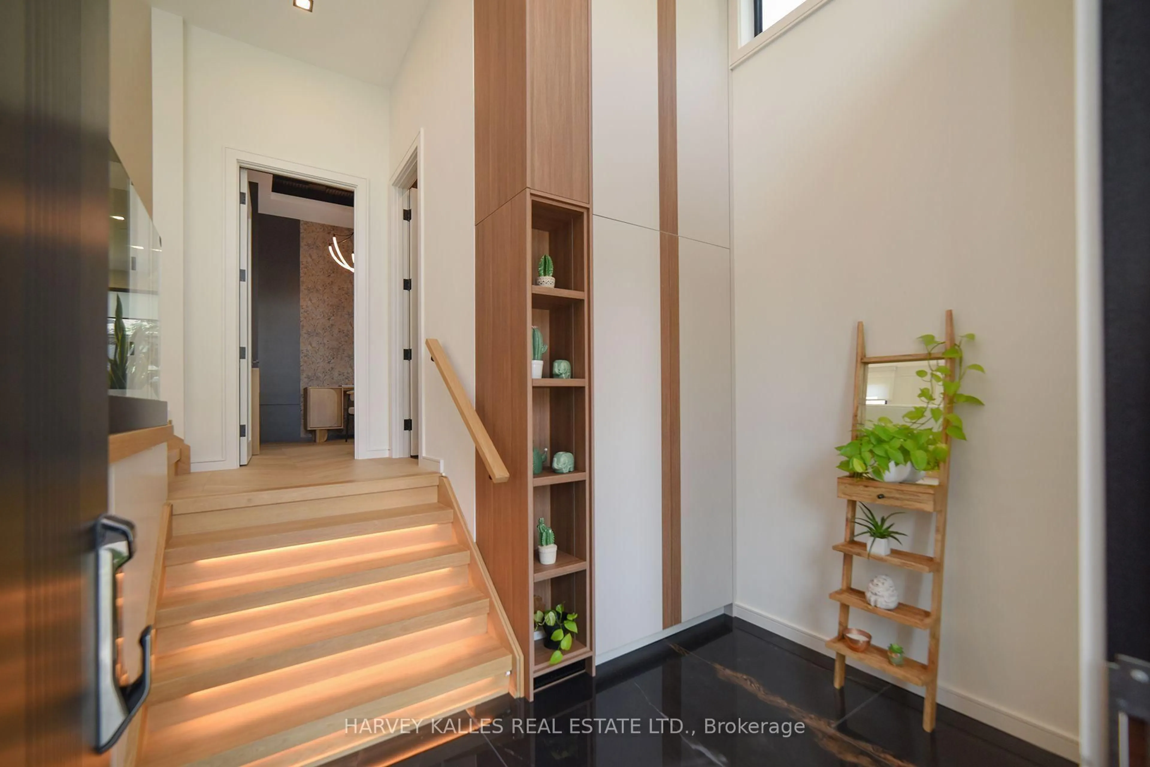 Indoor entryway for 110 Mona Dr, Toronto Ontario M5N 2R4