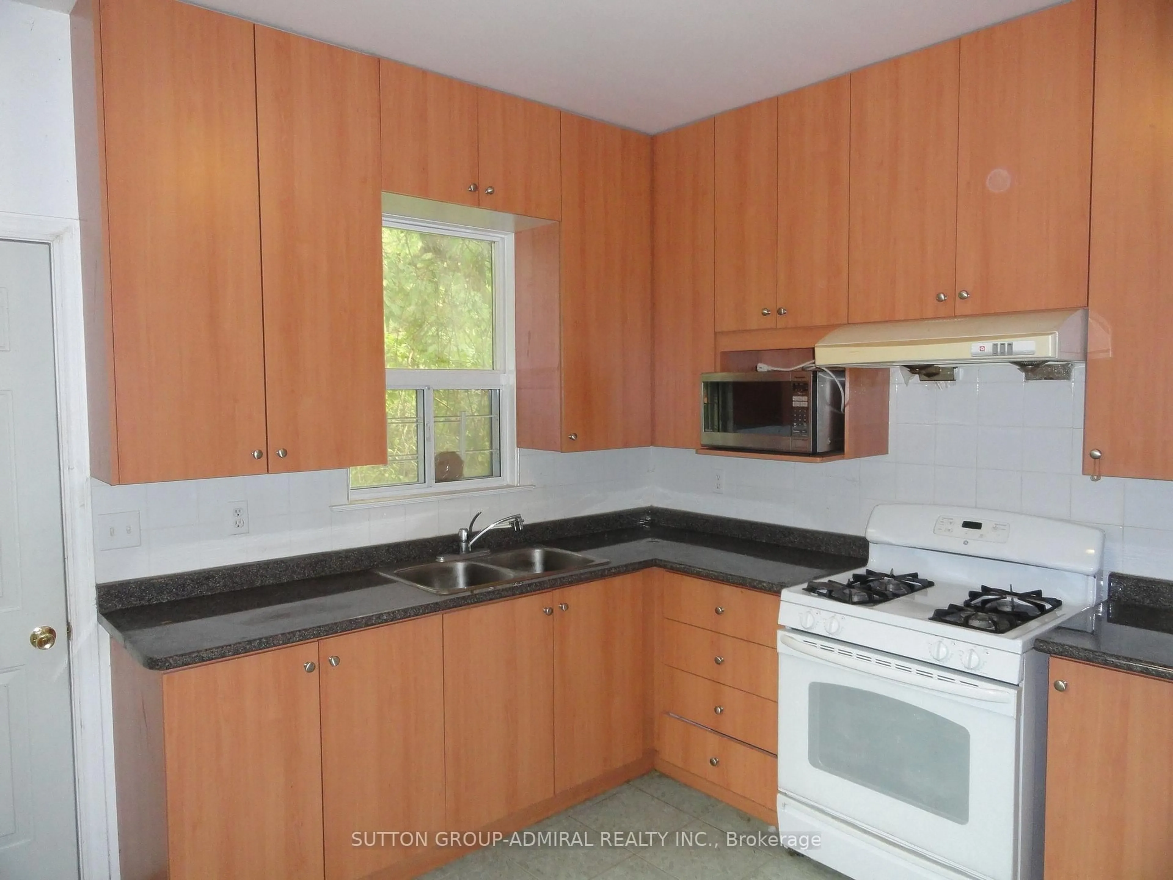 Standard kitchen, wood/laminate floor for 79 Baldwin St, Toronto Ontario M5T 1L5