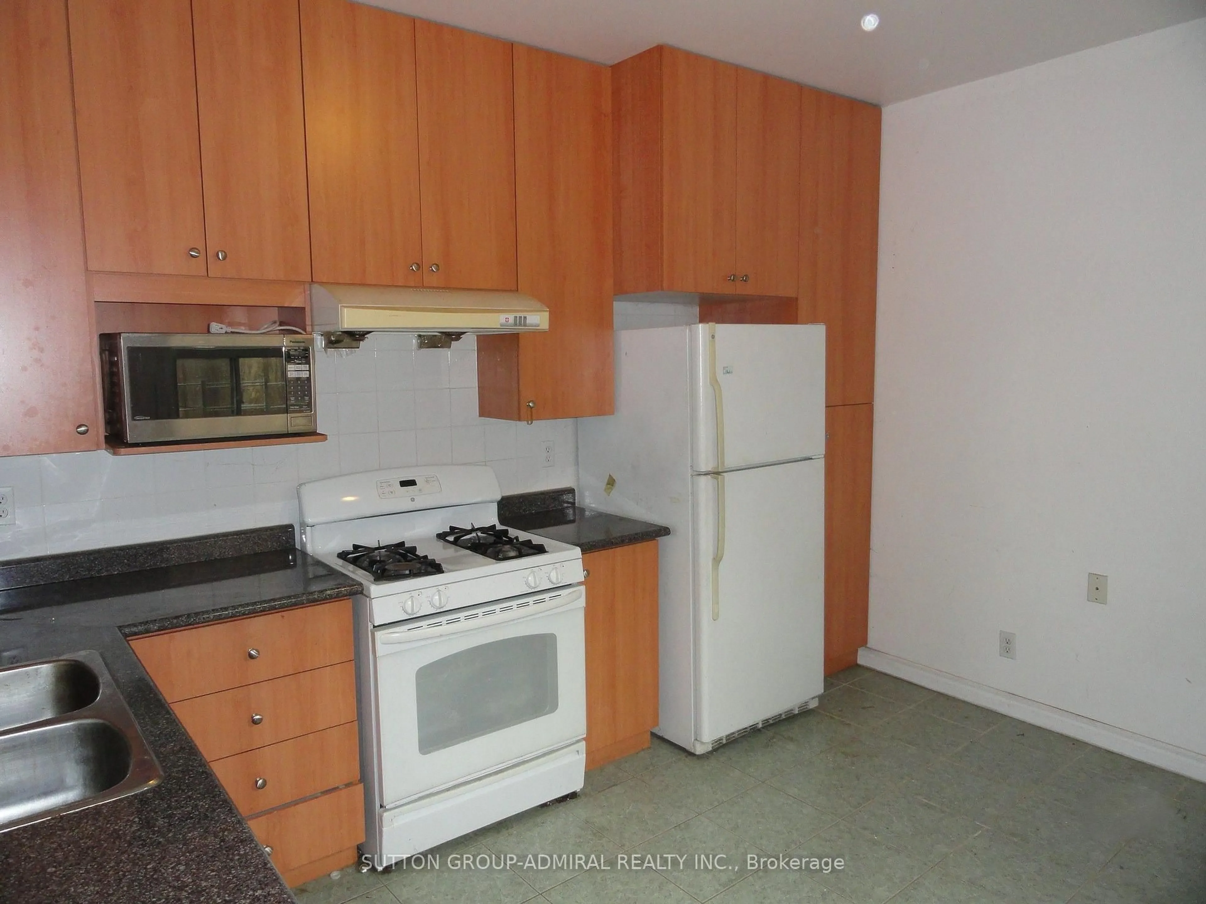 Standard kitchen, unknown for 79 Baldwin St, Toronto Ontario M5T 1L5