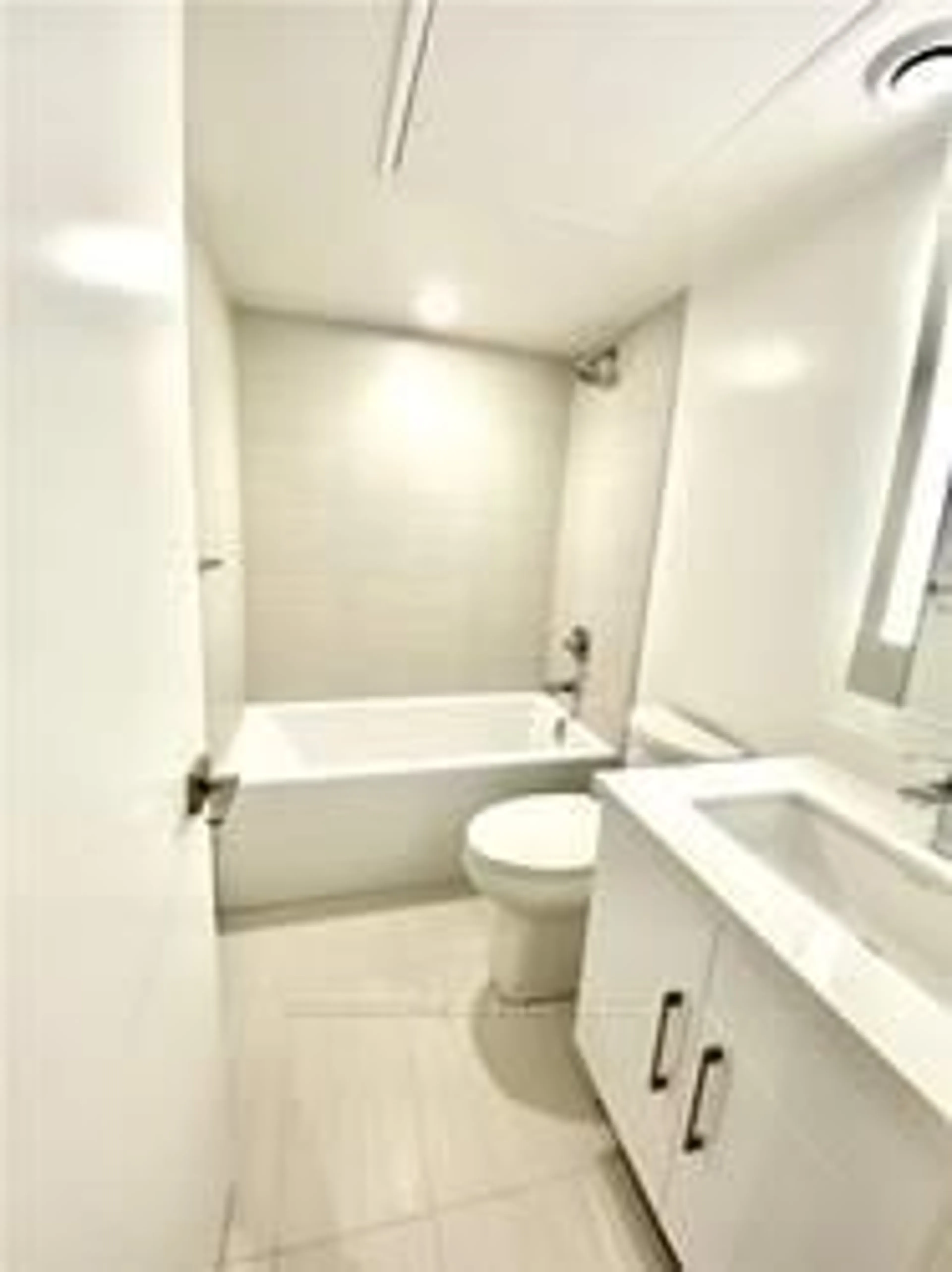 Standard bathroom, ceramic/tile floor for 188 Cumberland St #2006, Toronto Ontario M5R 0B6
