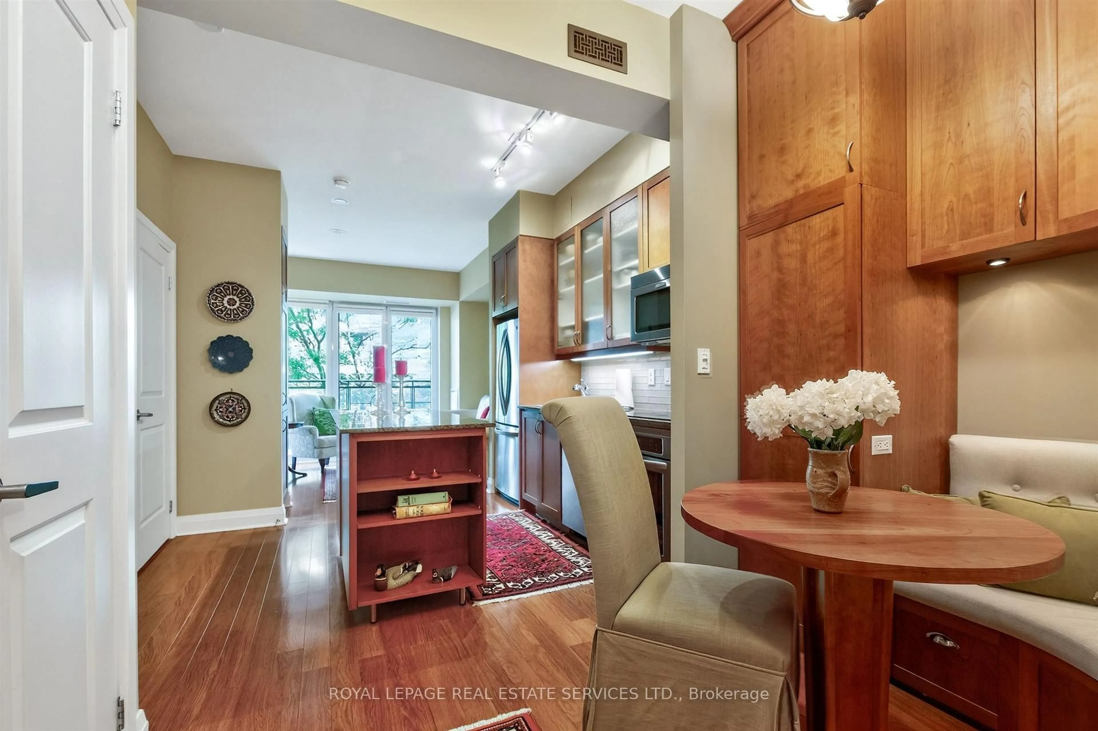 Open concept kitchen, unknown for 25 Scrivener Sq #401, Toronto Ontario M4W 3Y6